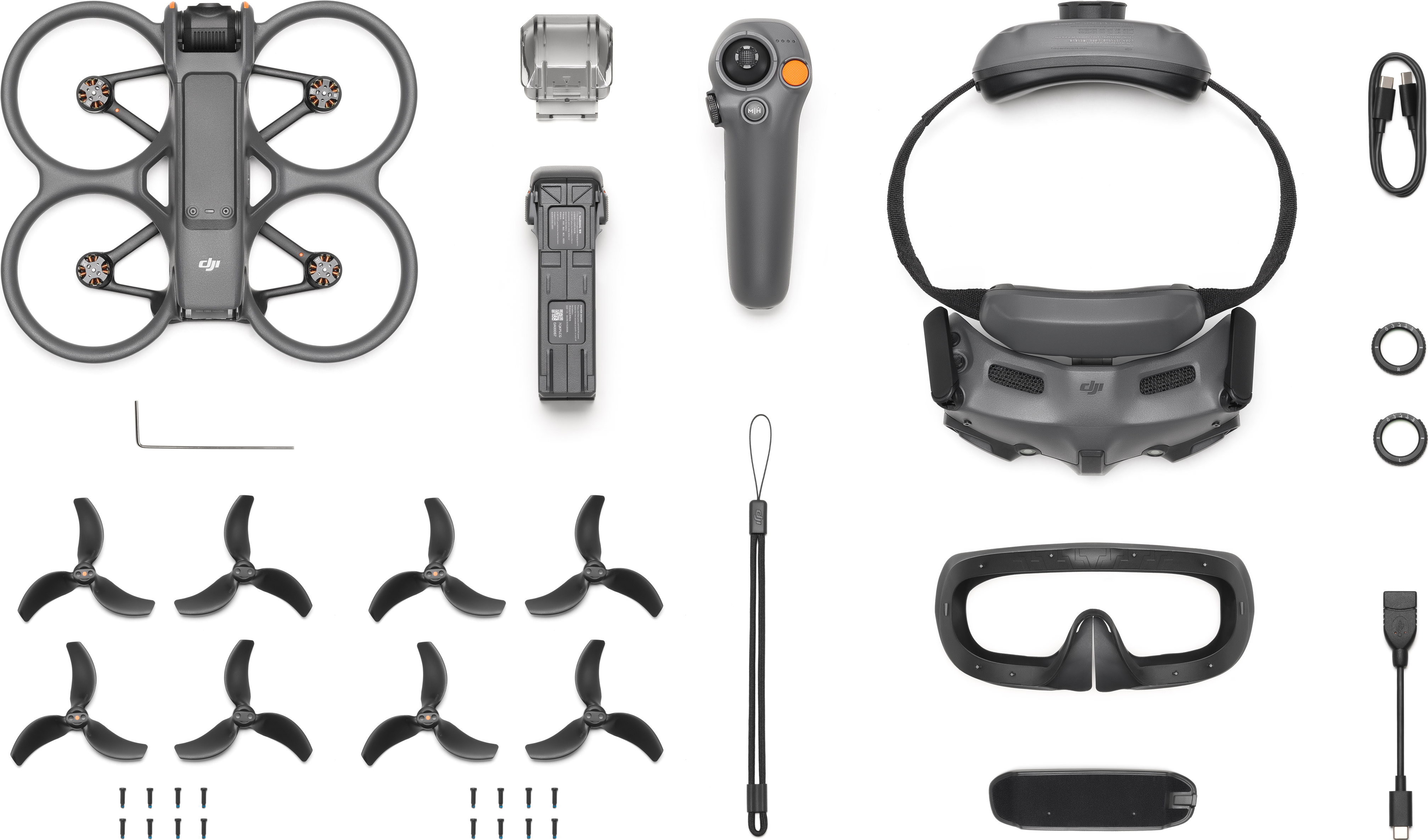 Kit drone DJI su bianco. Drone, telecomando, occhiali, eliche, batterie, strumenti e accessori.