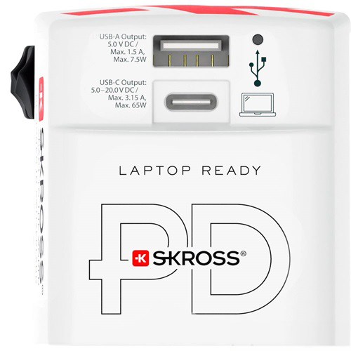 Fehér SKROSS utazóadapter USB portokkal. USB-A és USB-C kimenetekkel, márkajelzéssel.