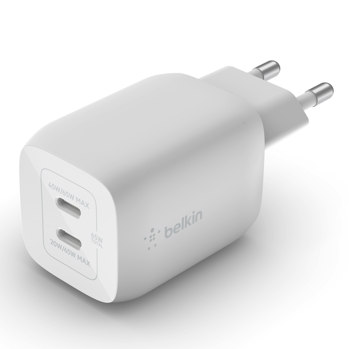 Fehér Belkin töltő két USB-C porttal. A dugó látható.