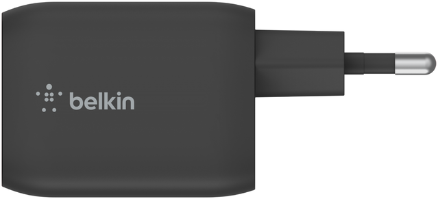 Fekete Belkin töltő dugóval. A Belkin logó látható.