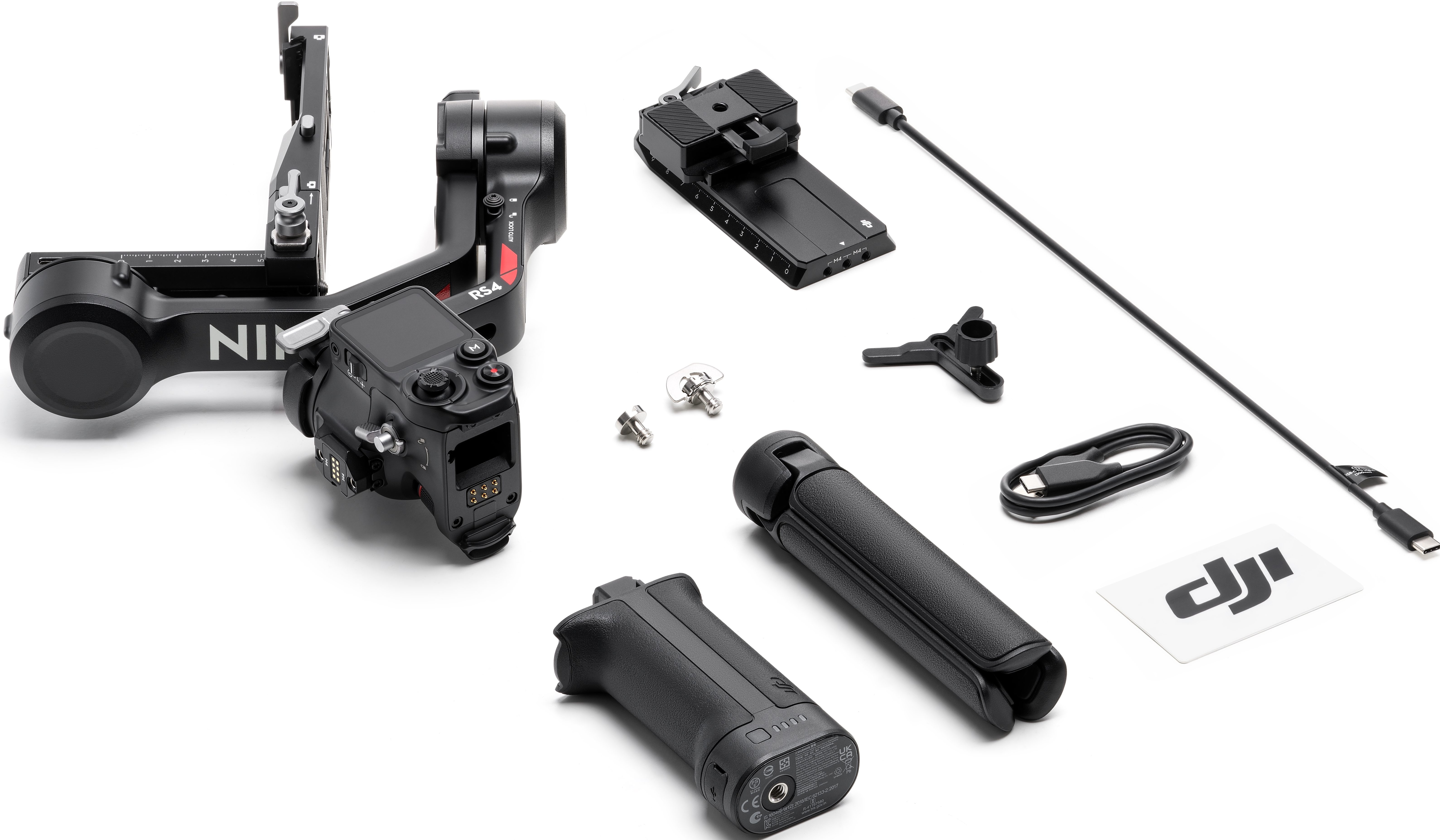 DJI RS 4 Gimbal Stabilisator und Zubehör auf Weiß.