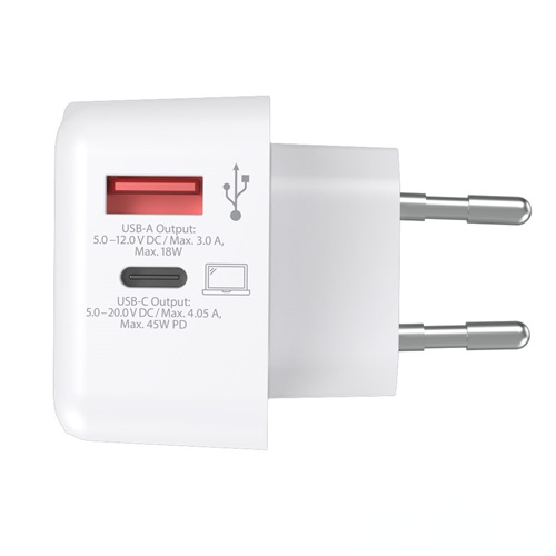Egy fehér töltőadapter két USB-porttal és egy dugóval.