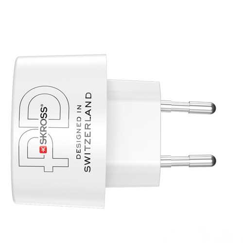 Fehér utazó adapter két csatlakozóval és a "Designed in Switzerland" szöveggel.