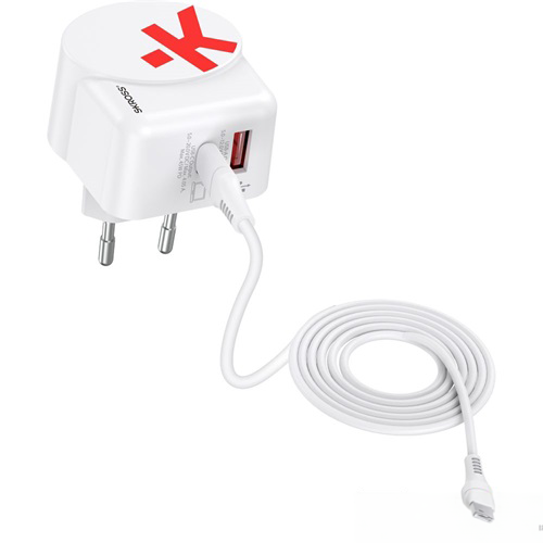Fehér töltő USB portokkal, piros X logóval és fehér töltőkábellel.