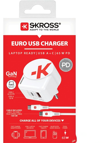 Fehér és piros Skross Euro USB töltő doboz. Tartalmaz töltőt, USB-C kábeleket és egy fehér töltőt piros logóval.