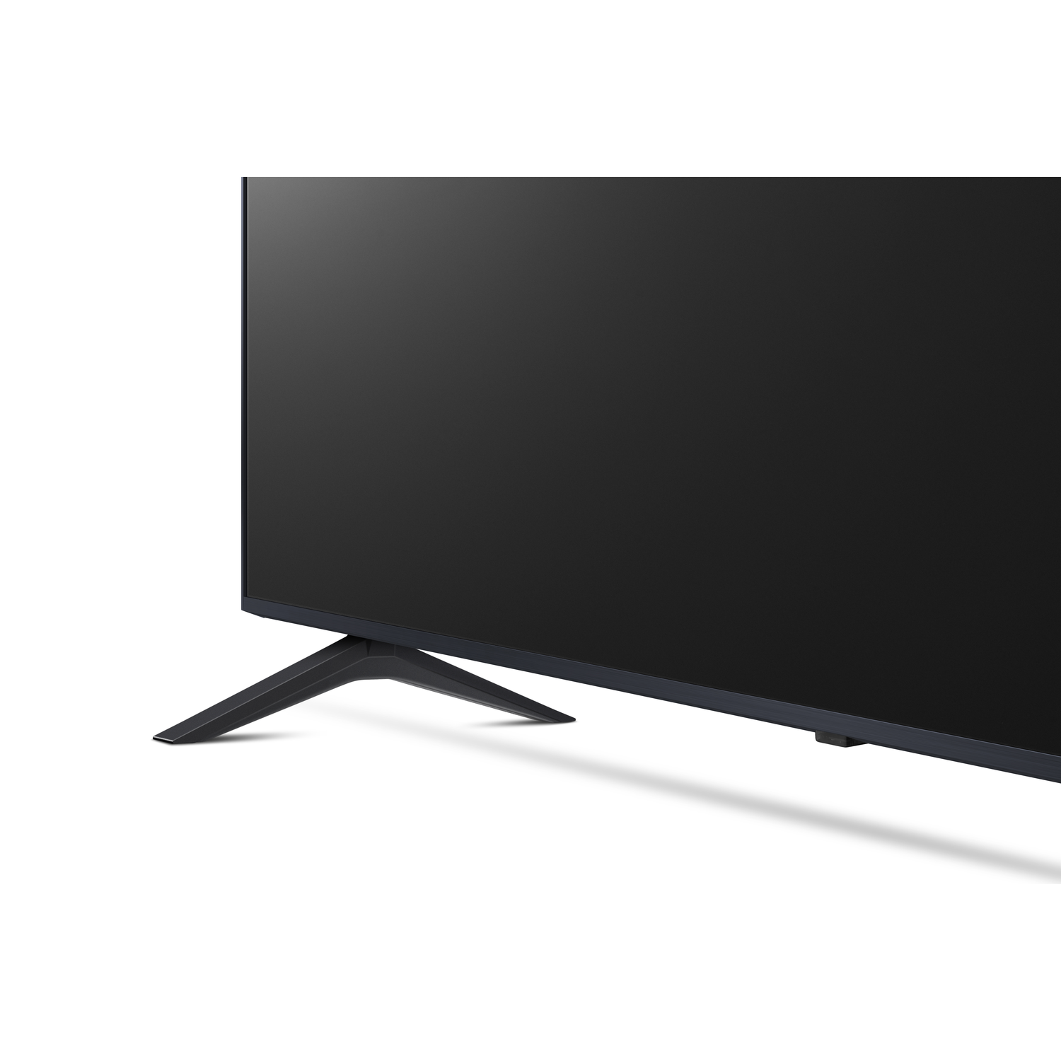 TV-Fuß, schwarz, und ein Teil des TV-Bildschirms. Der Fernseher steht auf weißem Untergrund.