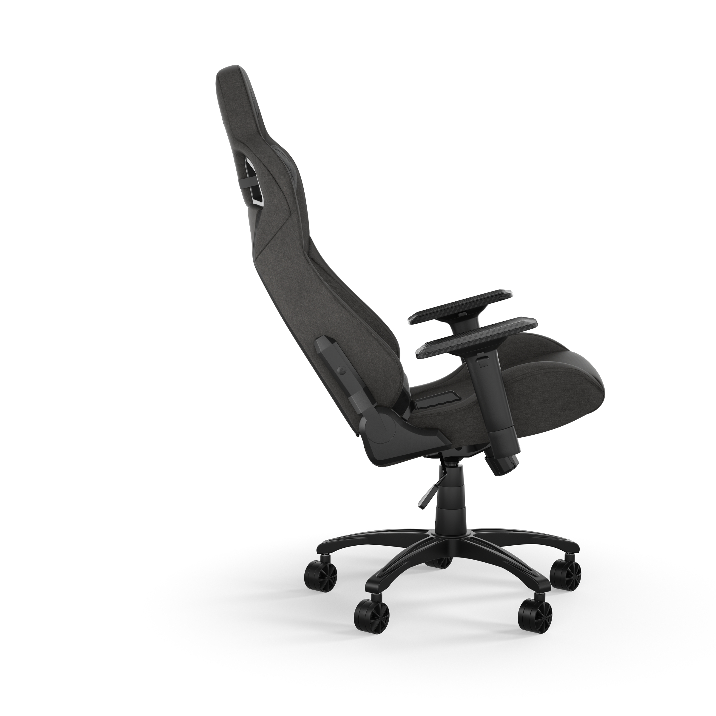 Ein schwarzer und grauer Gaming-Stuhl auf Rollen, seitlich abgewinkelt.