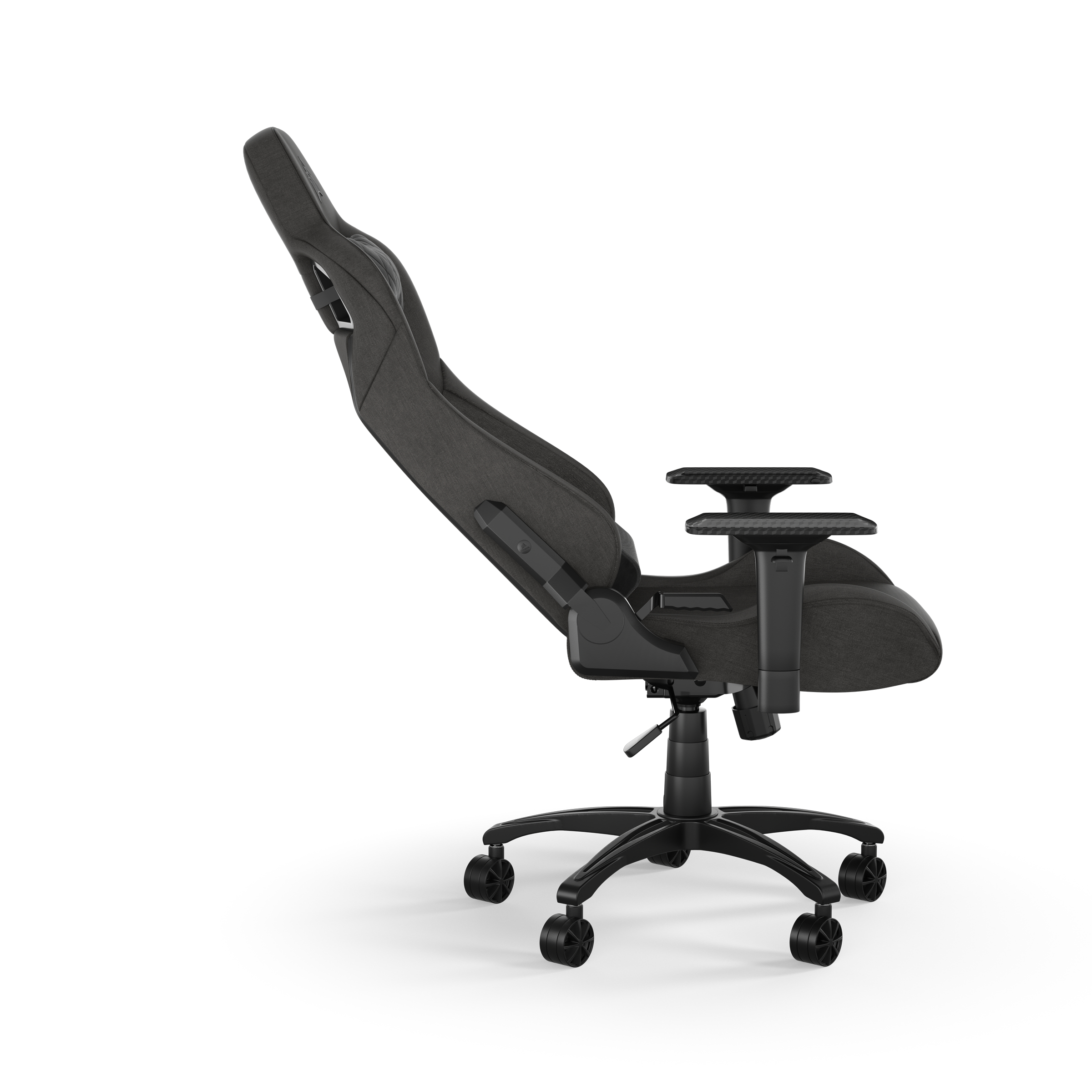 Schwarzer Gaming-Stuhl, Seitenansicht, mit Kopfstütze, Armlehnen und Rädern, vor weißem Hintergrund.