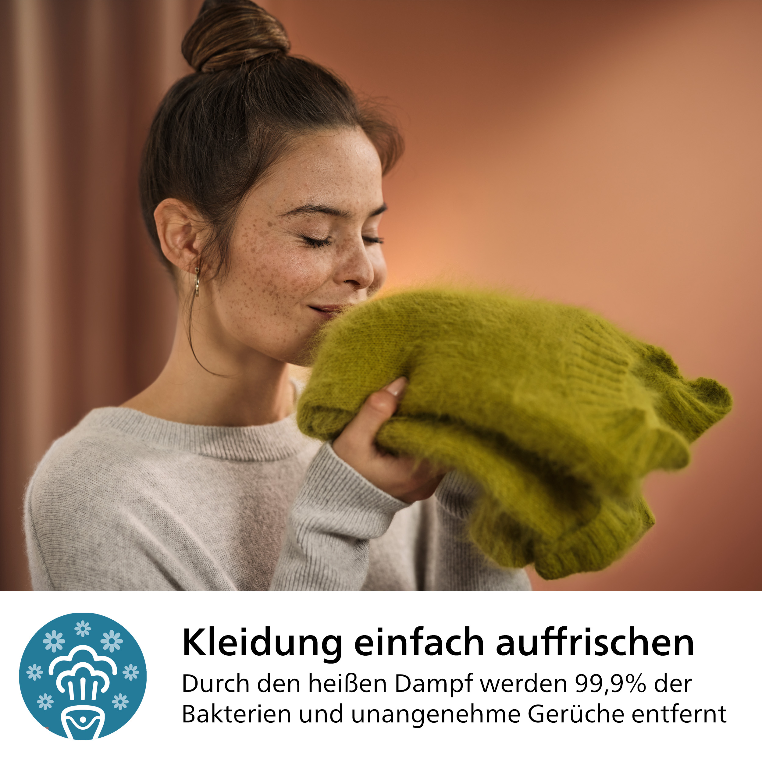 Eine Frau riecht an einem grünen Pullover. Text: 'Kleidung einfach auffrischen'.