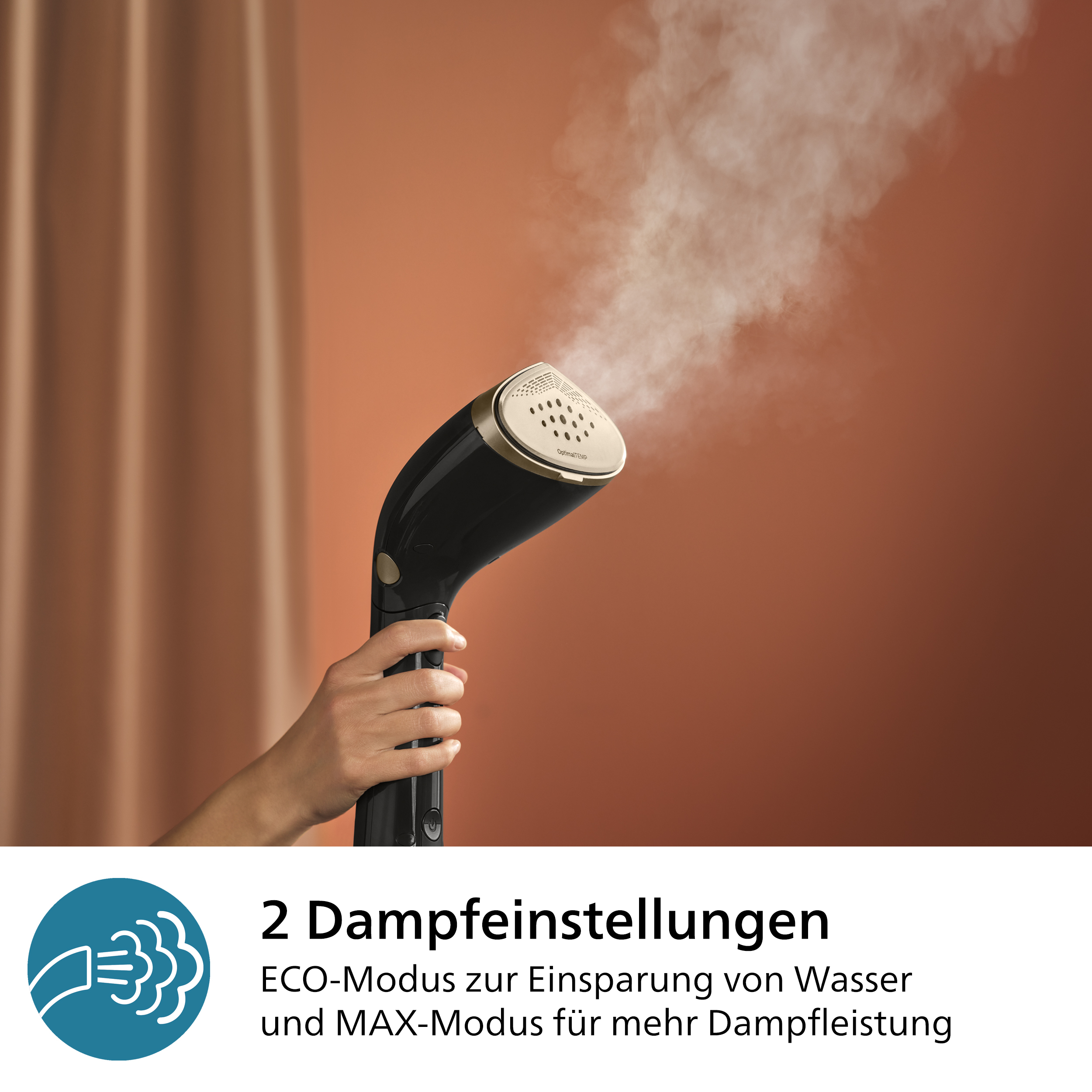 Person dampft Kleidung mit einem schwarzen Handdampfer. Text über Dampfeinstellungen ist sichtbar.