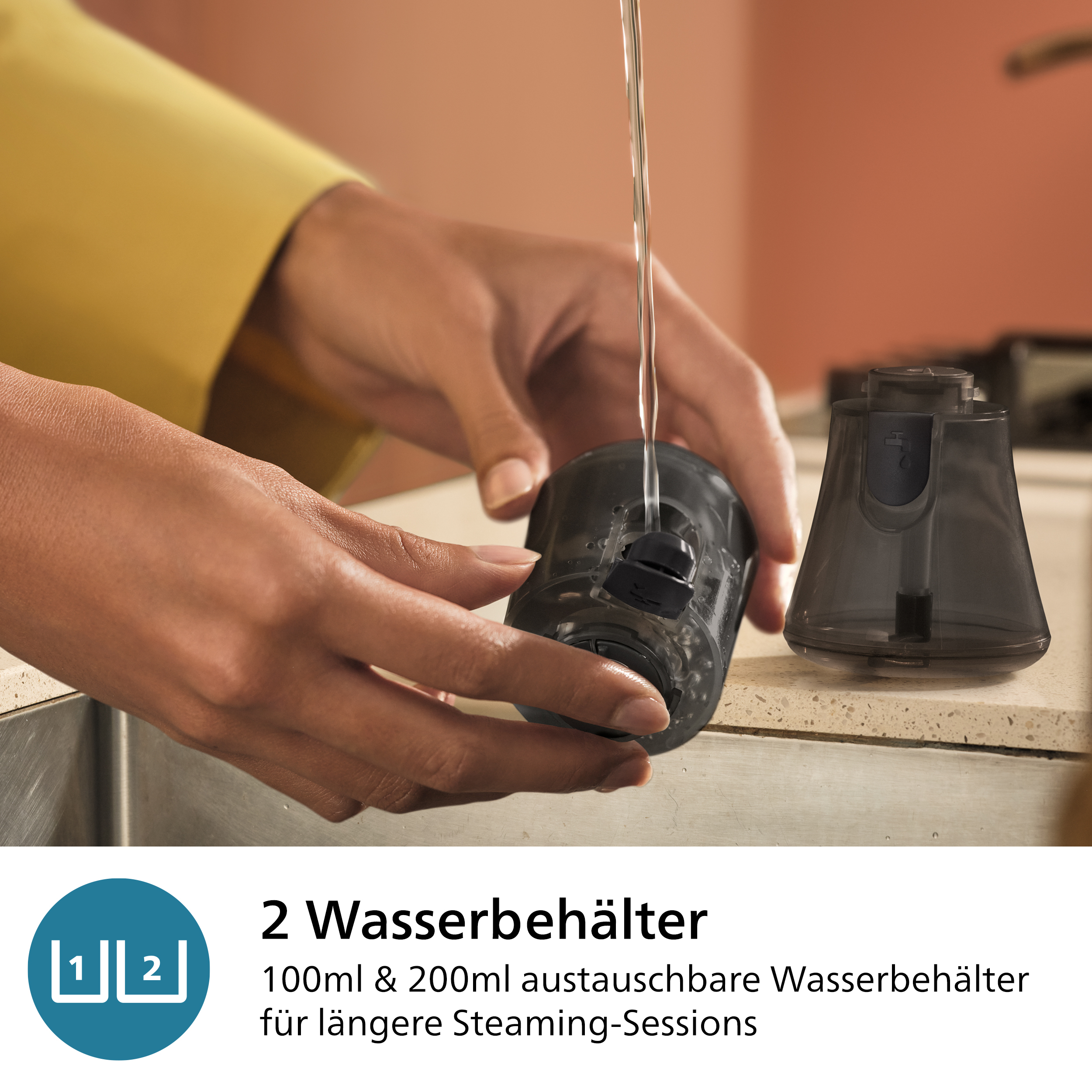 Wasser gießt in einen schwarzen Wassertank, mit Text.