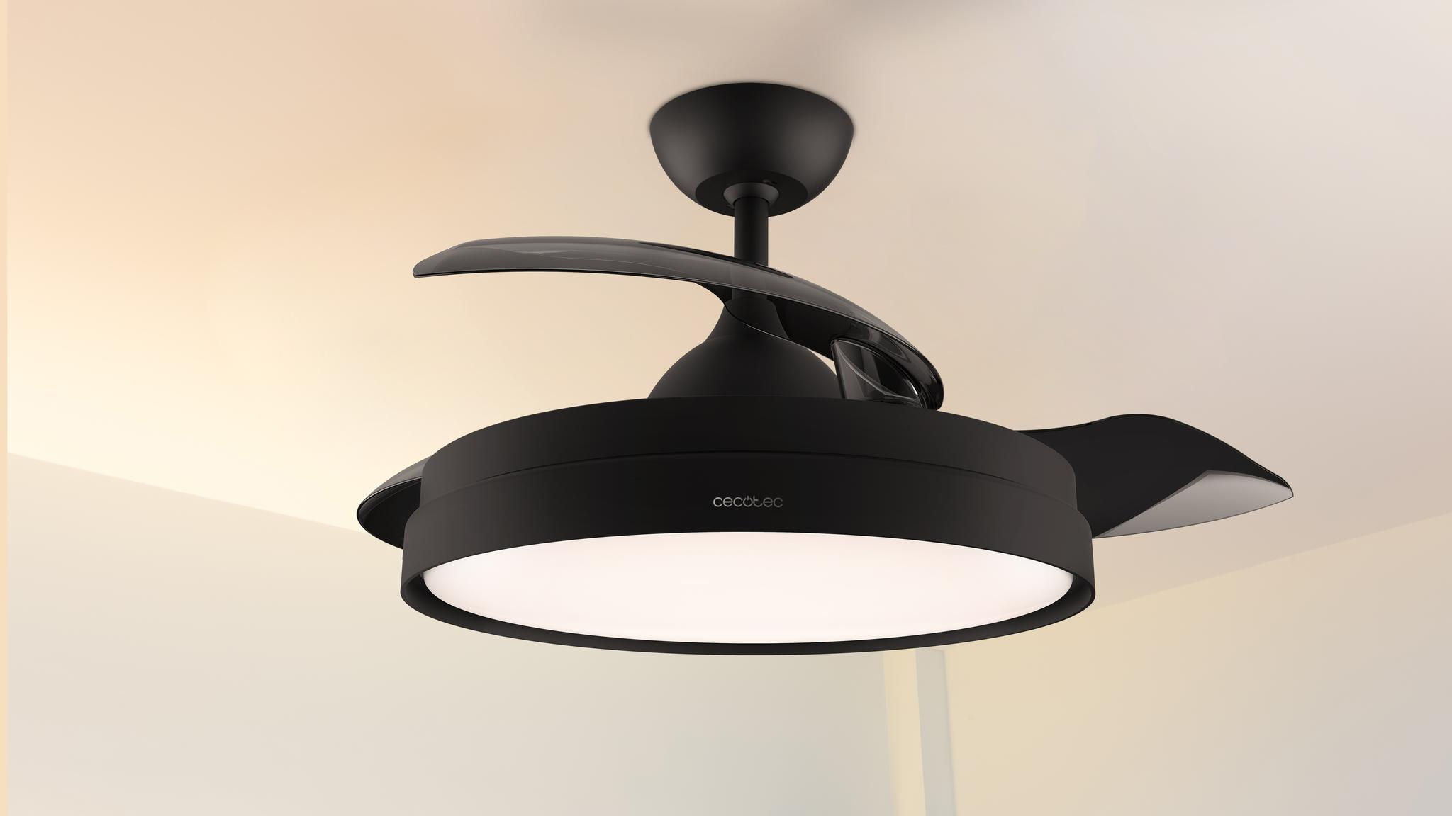 Ventilador de techo negro con dos aspas y una luz central. Está montado en un techo blanco.