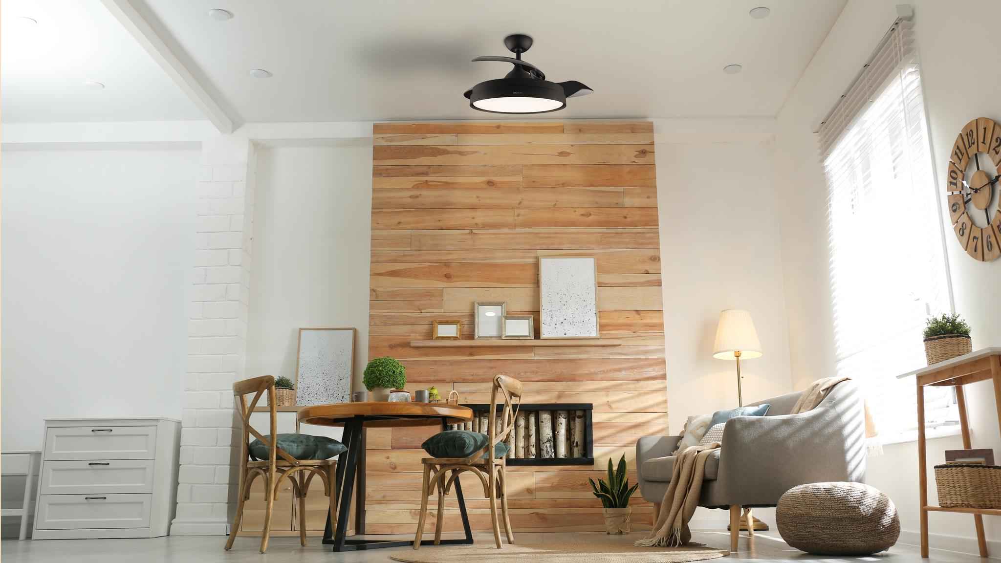 Una escena de sala de estar con chimenea, pared de madera y muebles. Incluye un ventilador y un reloj.