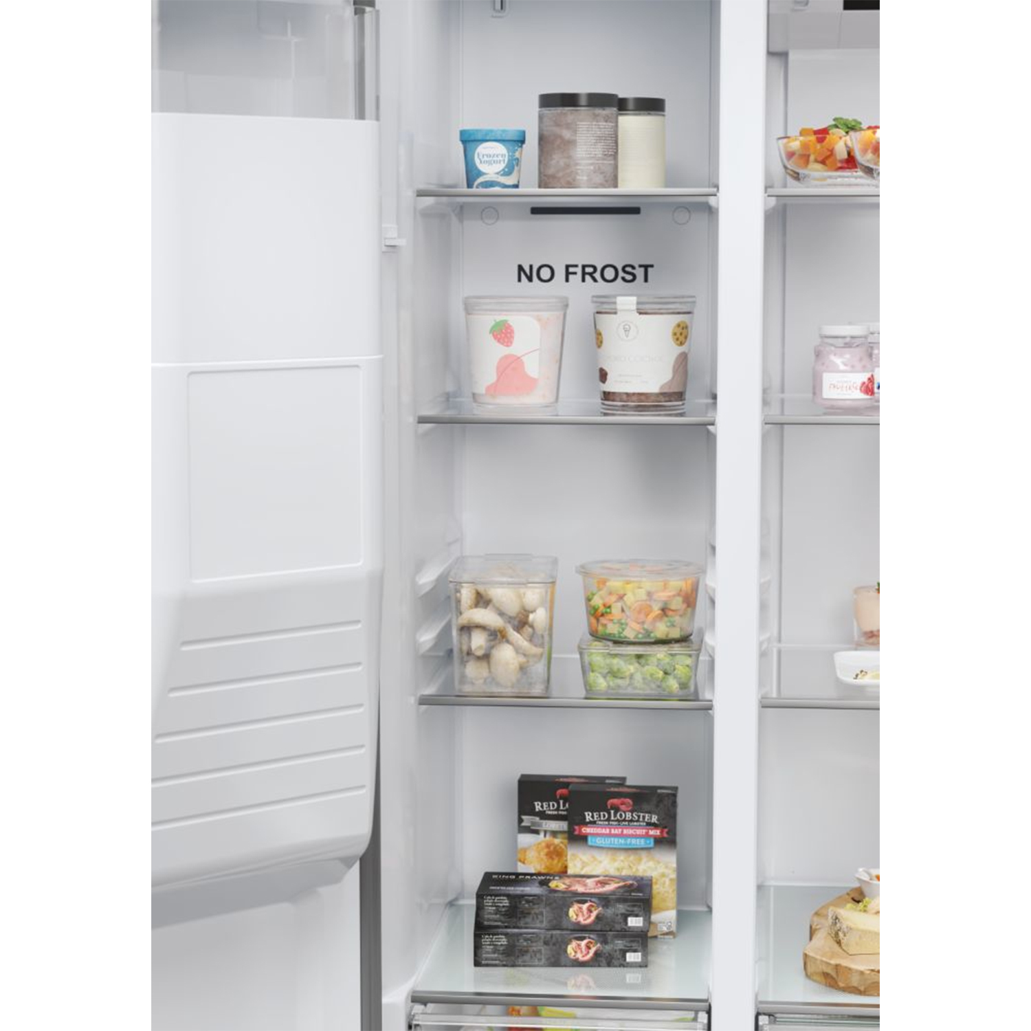 All'interno di un frigorifero: vaschette di gelato, cibi surgelati e altri articoli sugli scaffali.