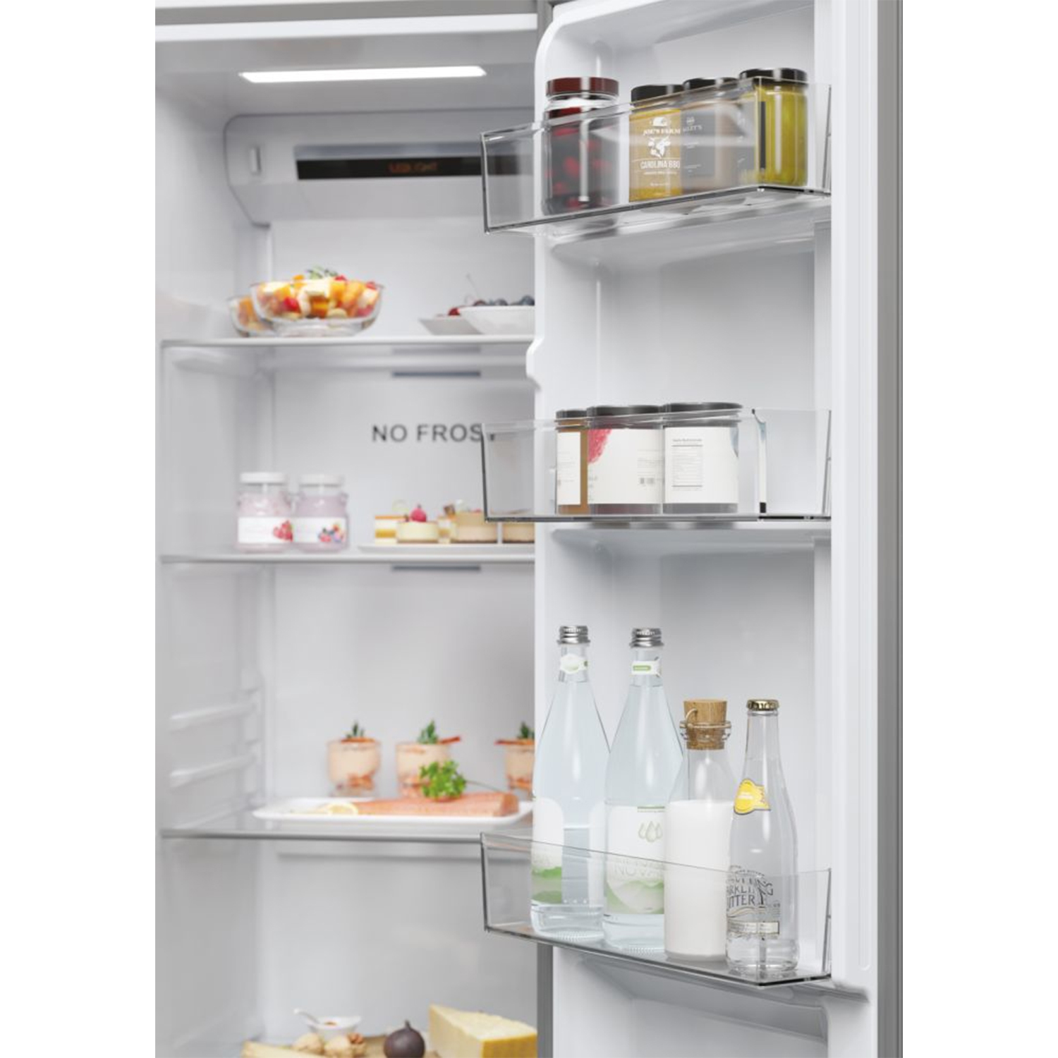Interno del frigorifero con ripiani contenenti generi alimentari.