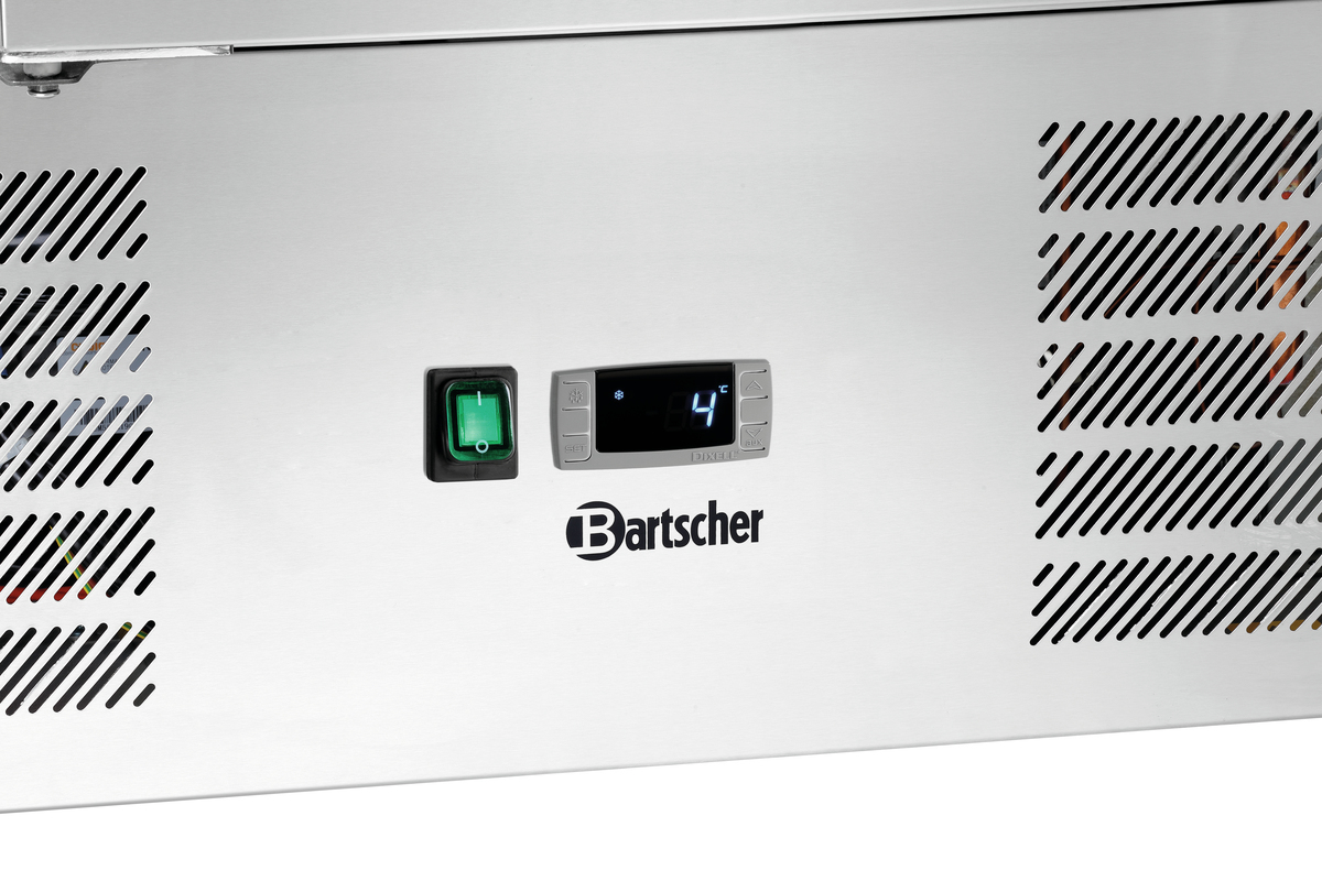 Edelstahlkühlschrank mit grünem Netzschalter, Digitalanzeige mit 4 Grad und Lüftungsgittern.