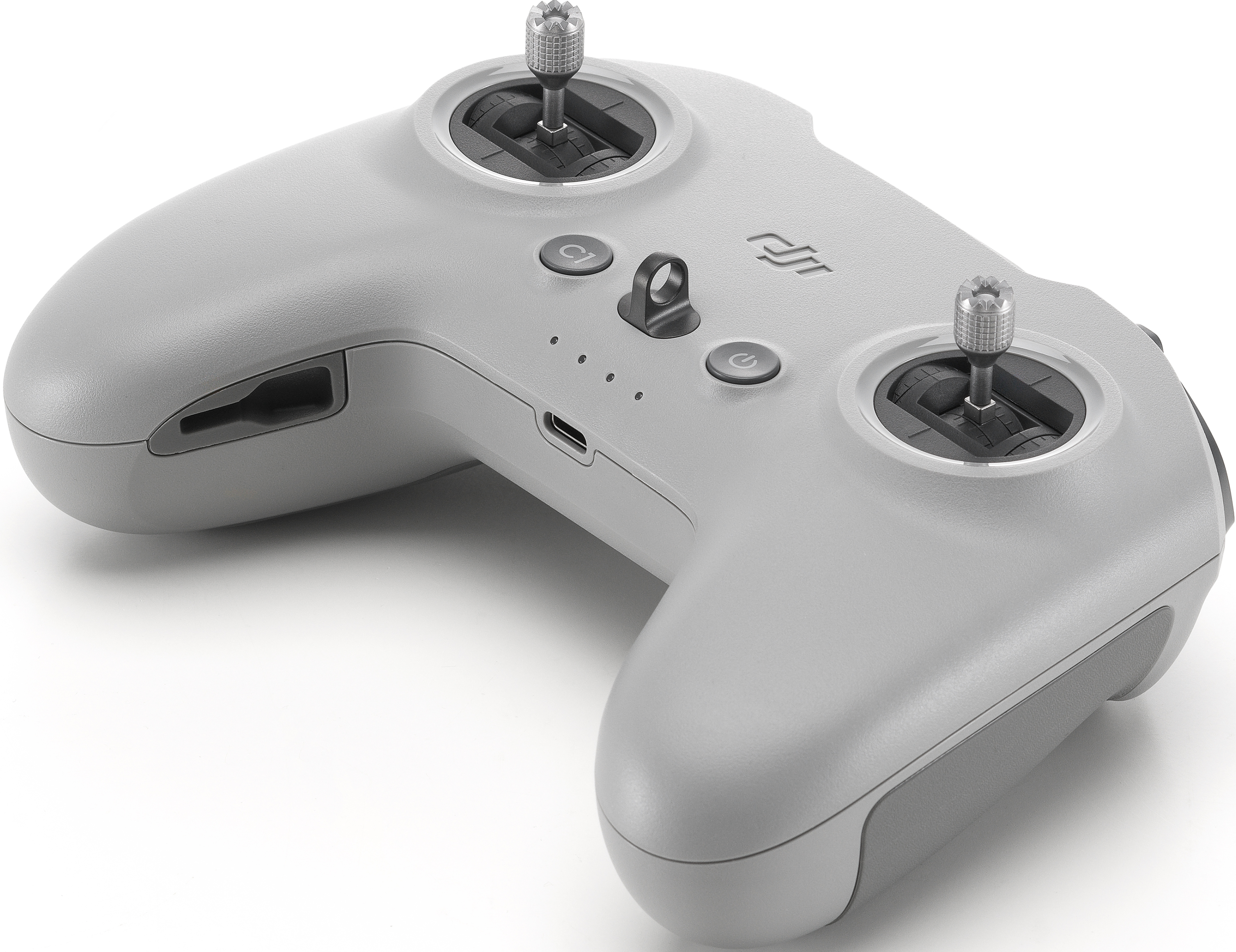 Un controller per droni DJI, colore grigio, con due joystick e pulsanti.