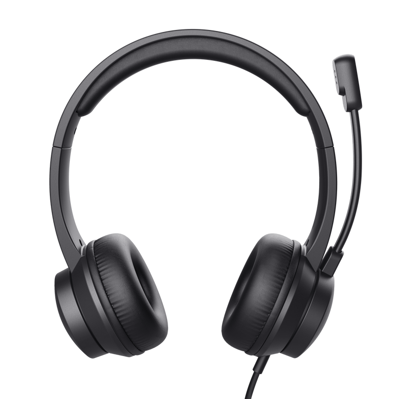 Auriculares negros con micrófono. Los auriculares están sobre un fondo negro.