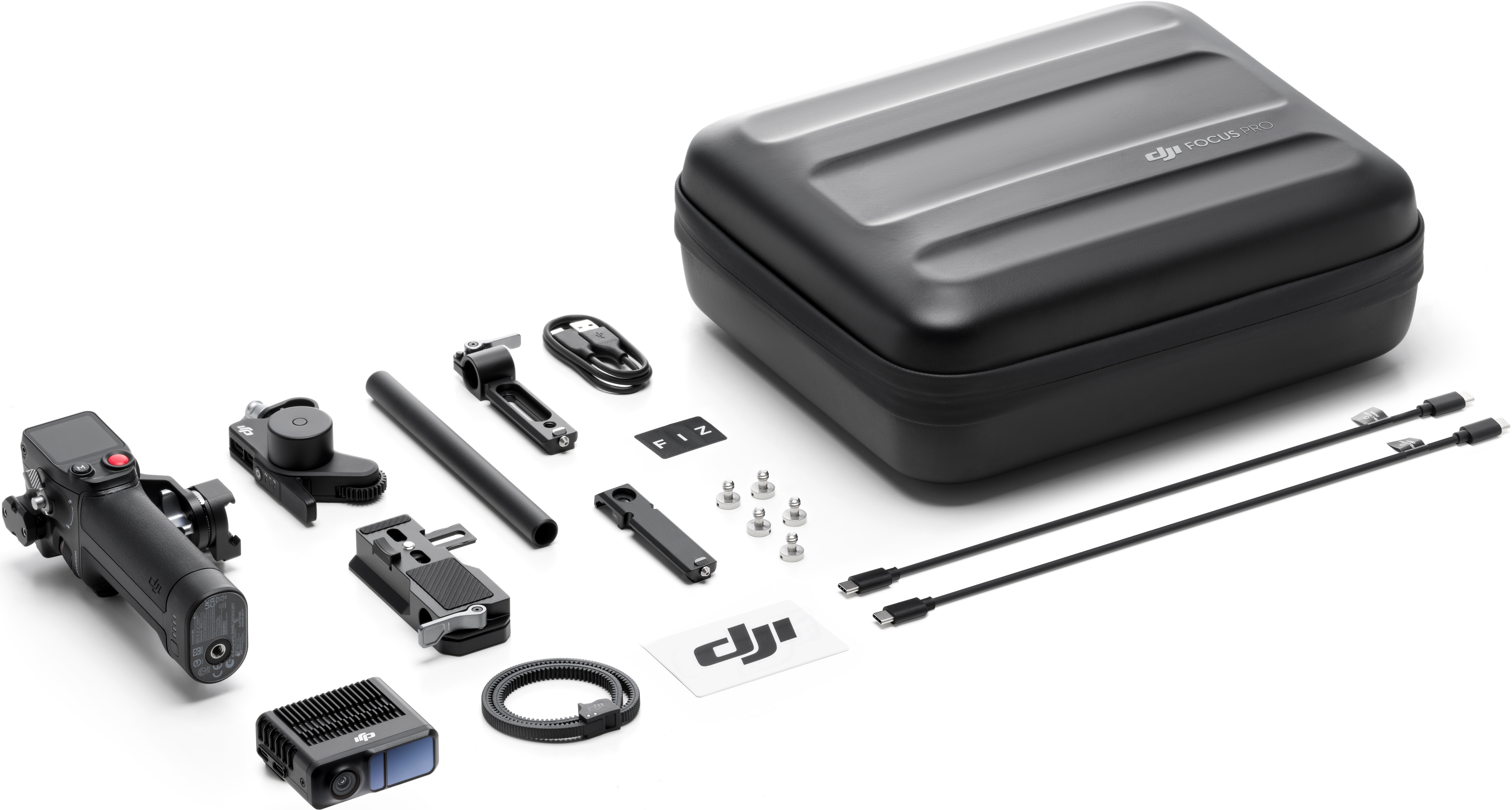 Kit DJI Focus Pro avec divers composants et un étui de transport.
