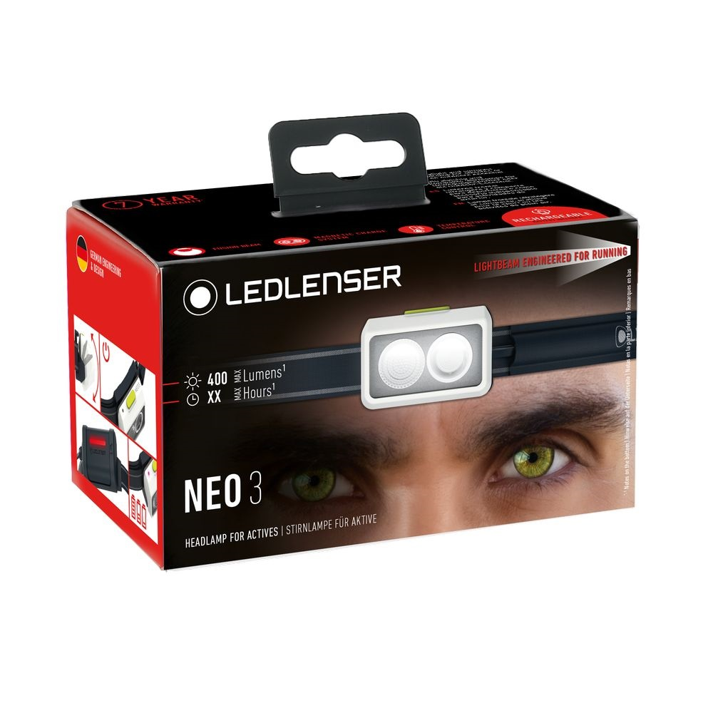 Ledlenser Neo 3 fejlámpa doboz, egy férfival, aki a fényt nézi.