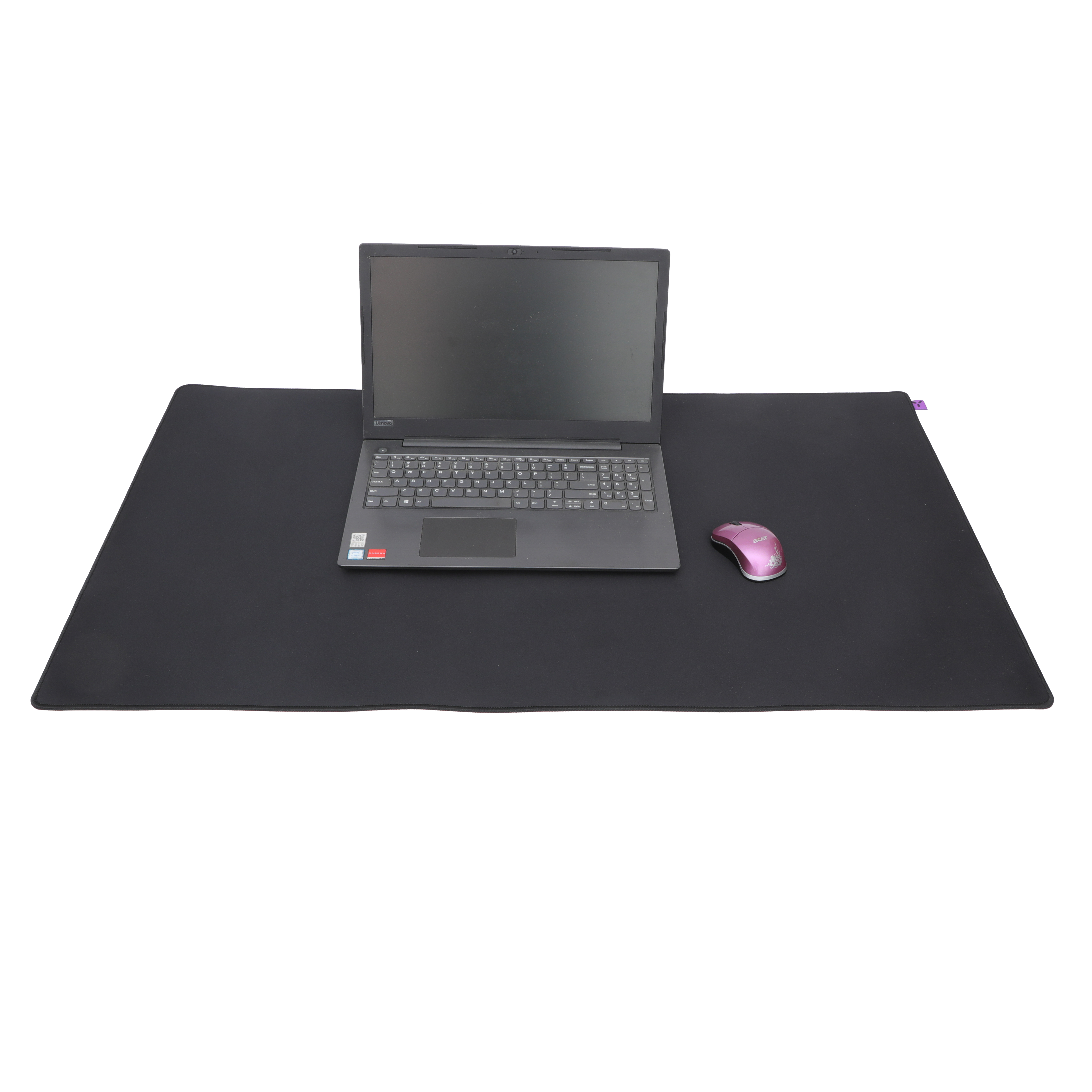 Ein Laptop, eine Maus und ein Mauspad auf weißem Hintergrund. Das Mauspad ist schwarz.