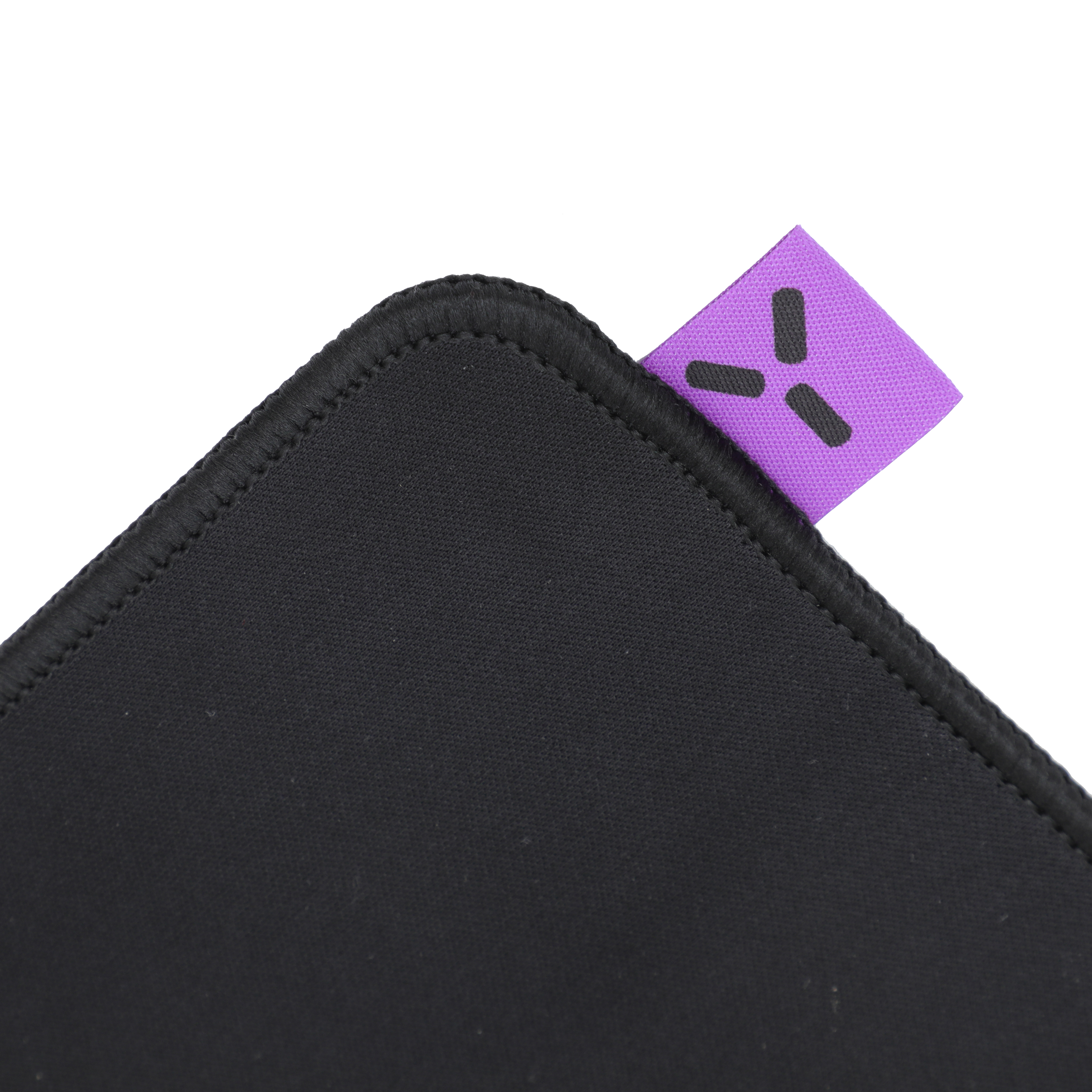 Schwarzes Mauspad mit lila Lasche und schwarzem Logo.