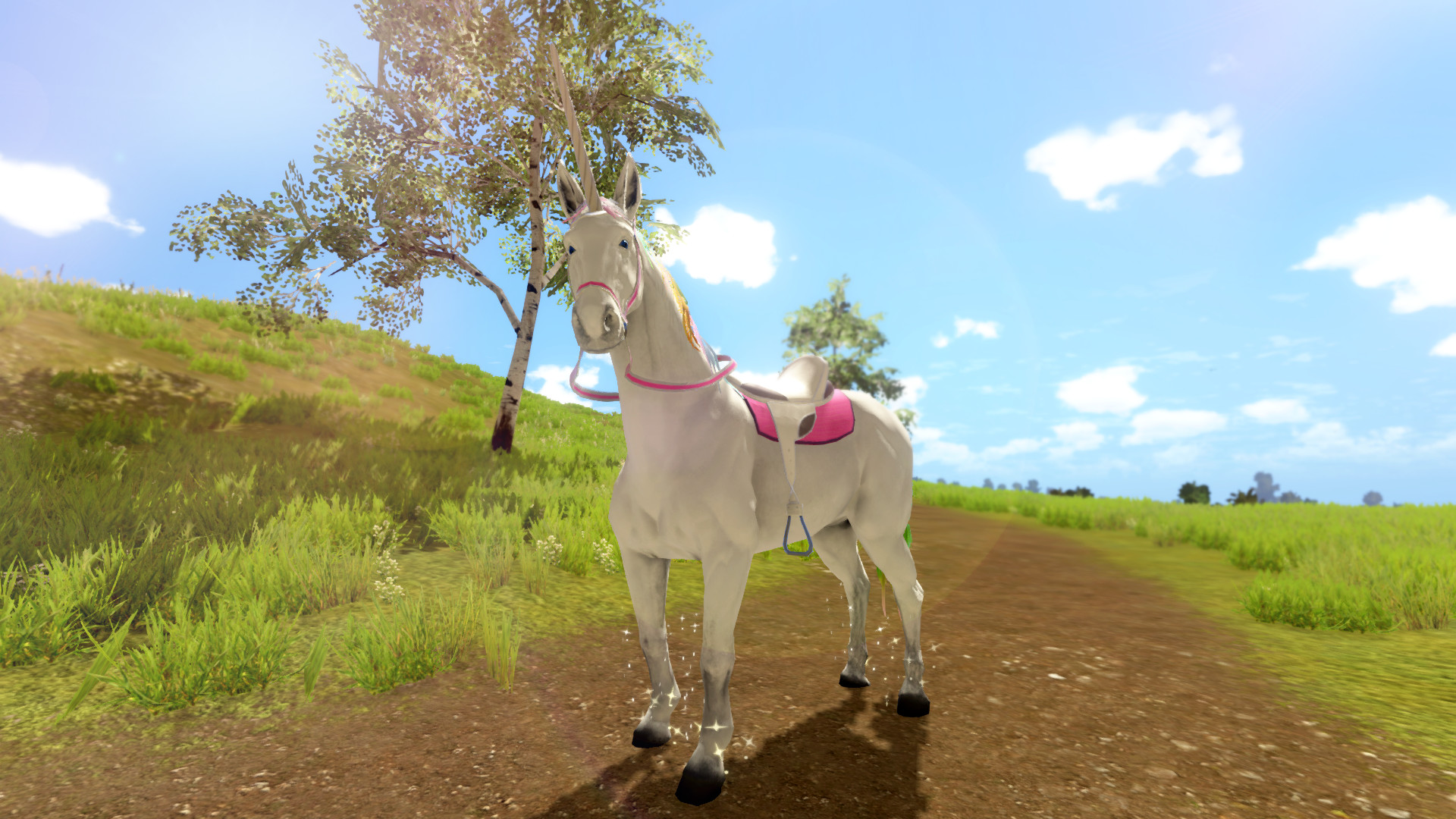 Un unicorno bianco su un sentiero. Erba verde e cielo blu lo circondano.