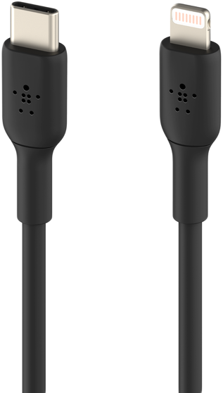Fekete Belkin töltőkábel. Az egyik vége USB-C, a másik Lightning. Sima, fekete és egyszerű.