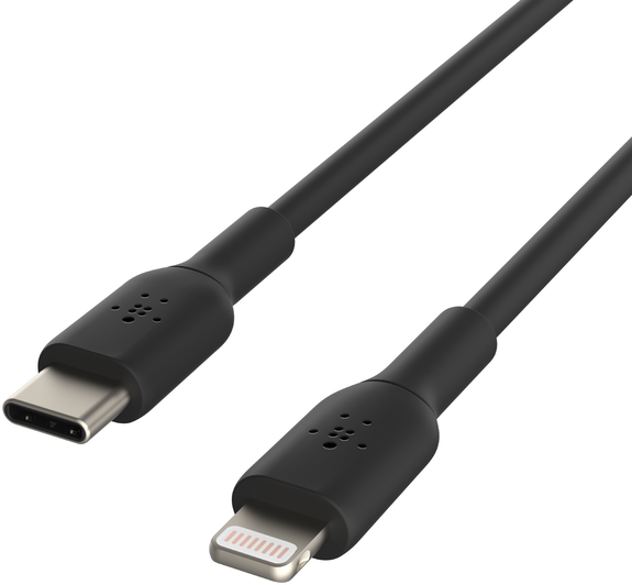 Egy fekete USB-C kábel egy fekete Lightning kábel mellett. Mindkettőnek csatlakozói vannak mindkét végén, fehér háttéren.