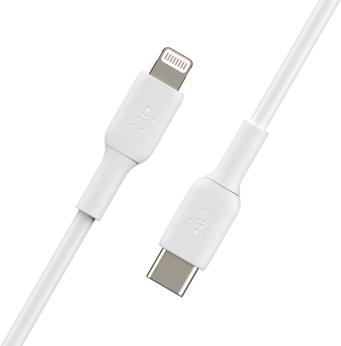 Egy fehér Belkin töltőkábel Lightning csatlakozóval és USB-C csatlakozóval.
