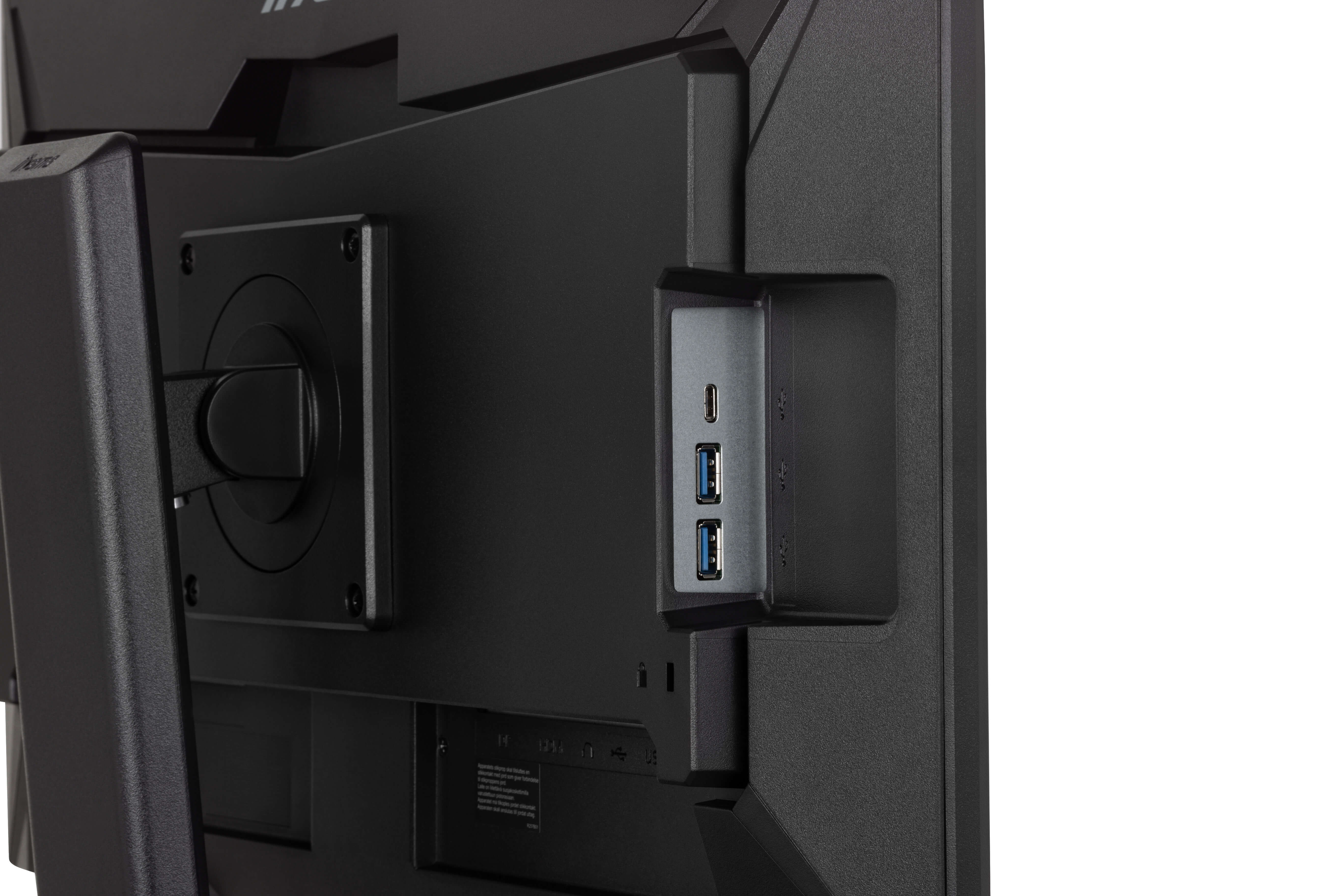 Rückseite eines schwarzen Monitors mit USB- und USB-C-Anschlüssen. Schwarzes Kunststoffgehäuse. Weißer Hintergrund.