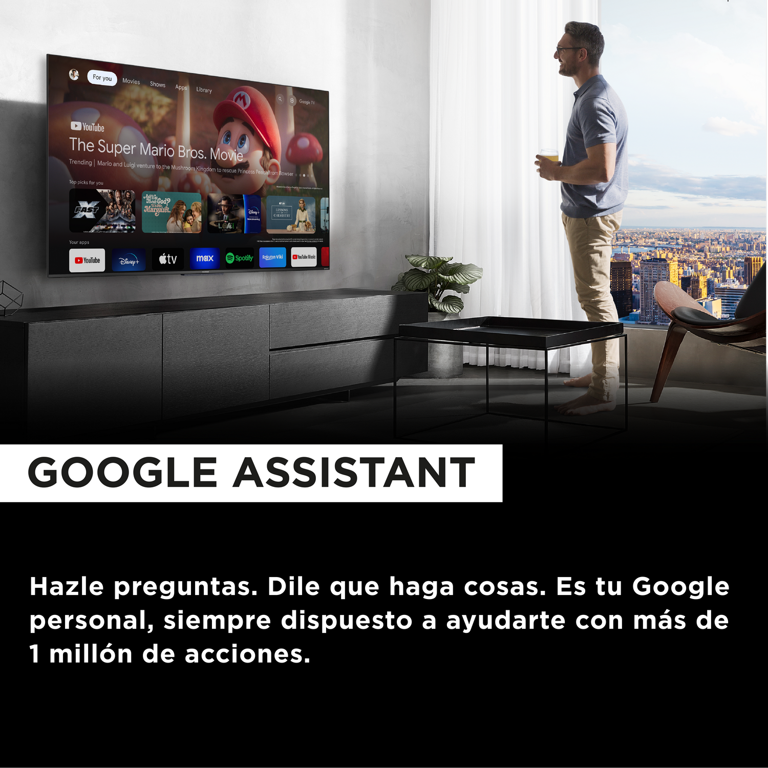 Hombre mirando una pantalla de TV con la marca Google Assistant.