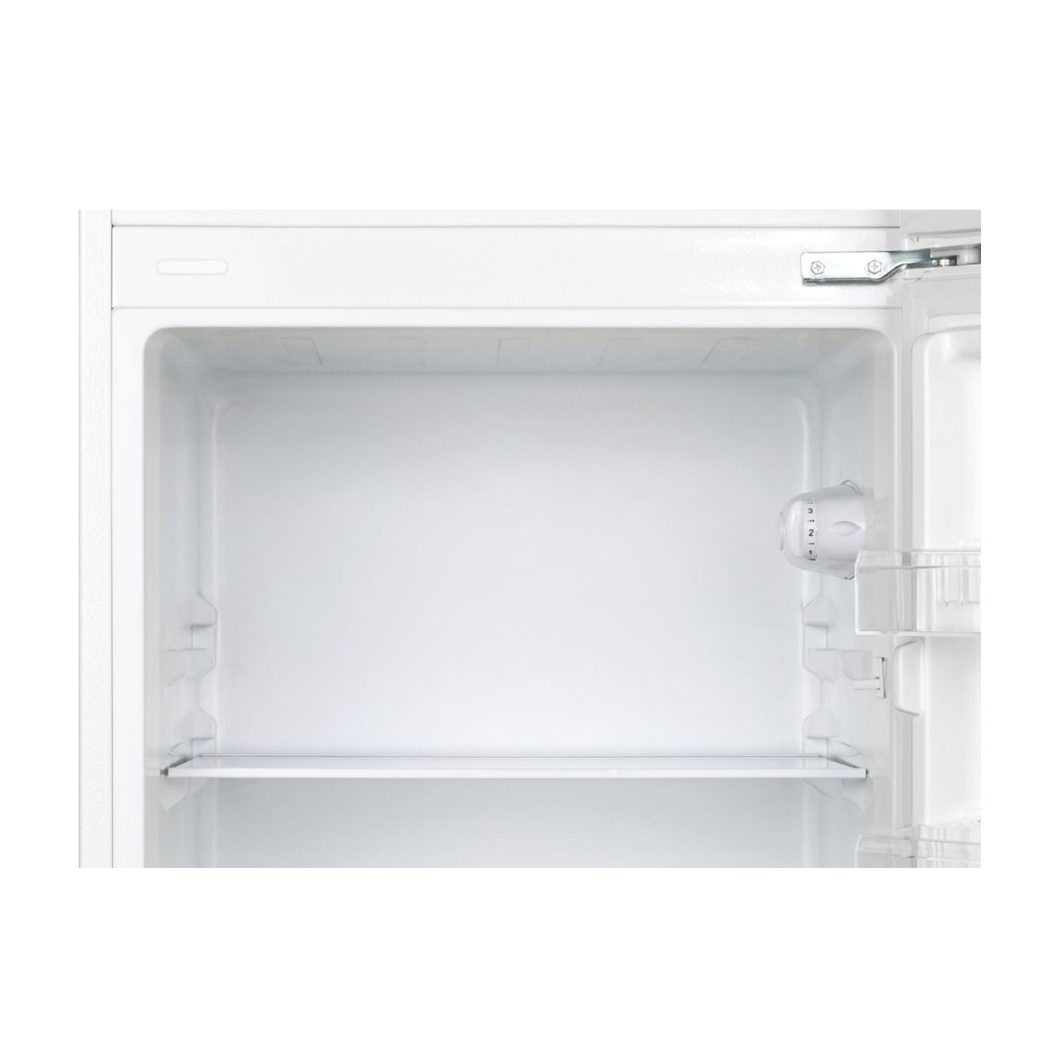 Interno di un frigorifero bianco aperto con un ripiano e spazio vuoto.