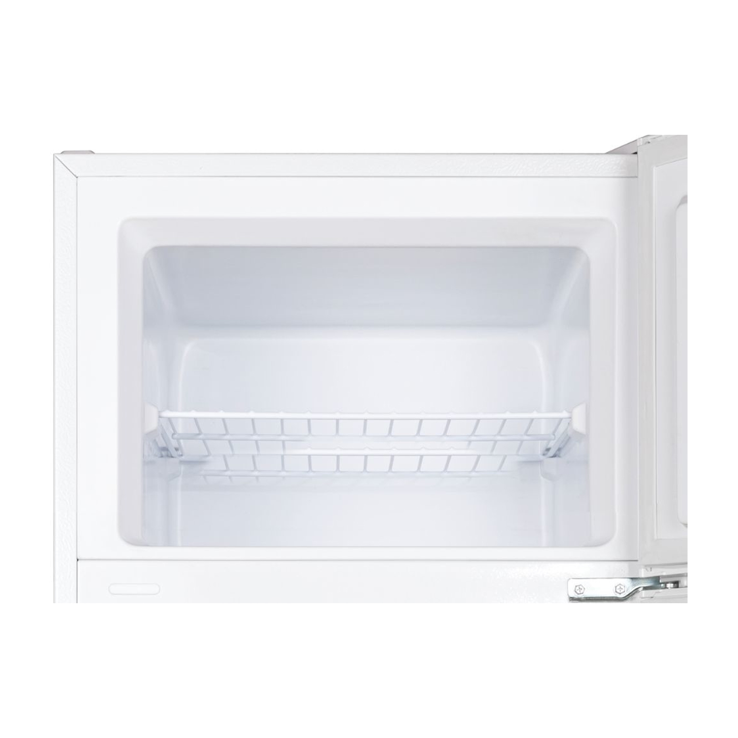 Interno vuoto del frigorifero bianco con ripiano e illuminazione brillante.