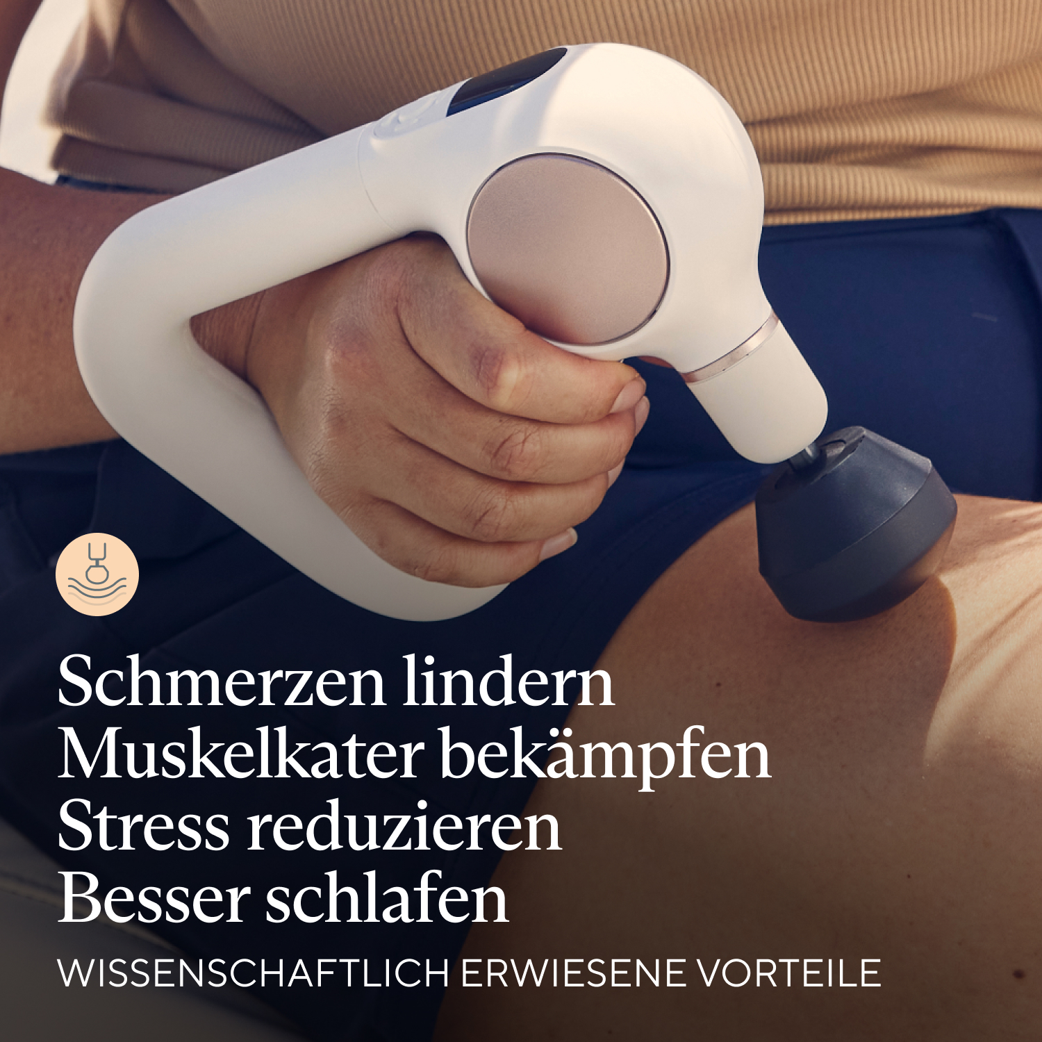Eine Person hält ein weißes Massagegerät. Text: Schmerzen lindern, Muskelkater bekämpfen, Stress reduzieren, besser schlafen.