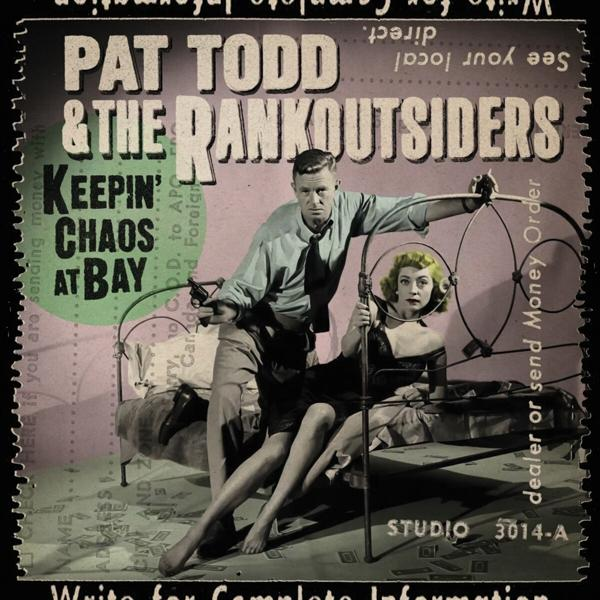 Pat Todd és a Rankoutsiders plakátja. Egy férfi pisztollyal céloz egy nőre az ágyban. A szöveg tartalmazza a "Keepin' Chaos at Bay" kifejezést.