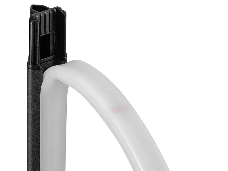 Czarny plastikowy wspornik trzyma zakrzywione, białe światło neonowe. Widoczny czerwony znak.