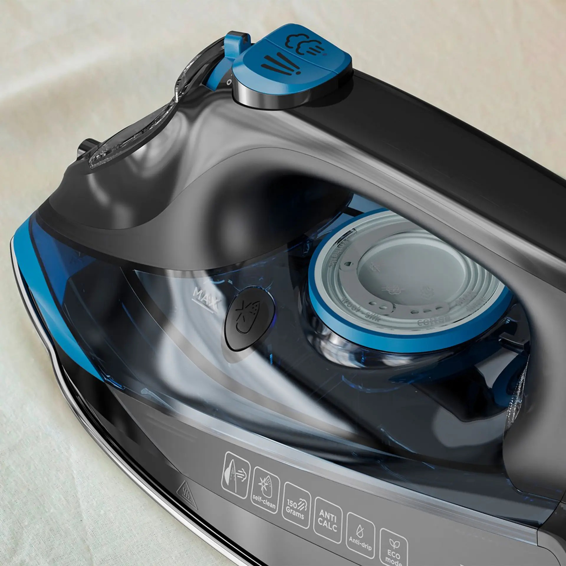 Zbliżenie czarnego i niebieskiego żelazka na białej powierzchni, pokazujące szczegóły projektu.