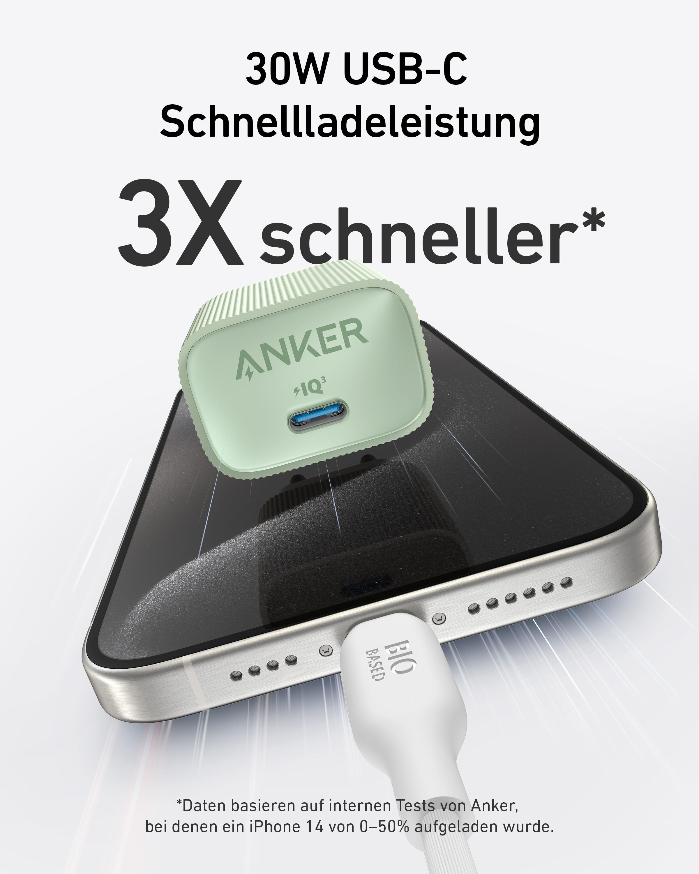Telefon wird mit weißem Kabel und grünem Anker-Ladegerät auf einem Tisch geladen.