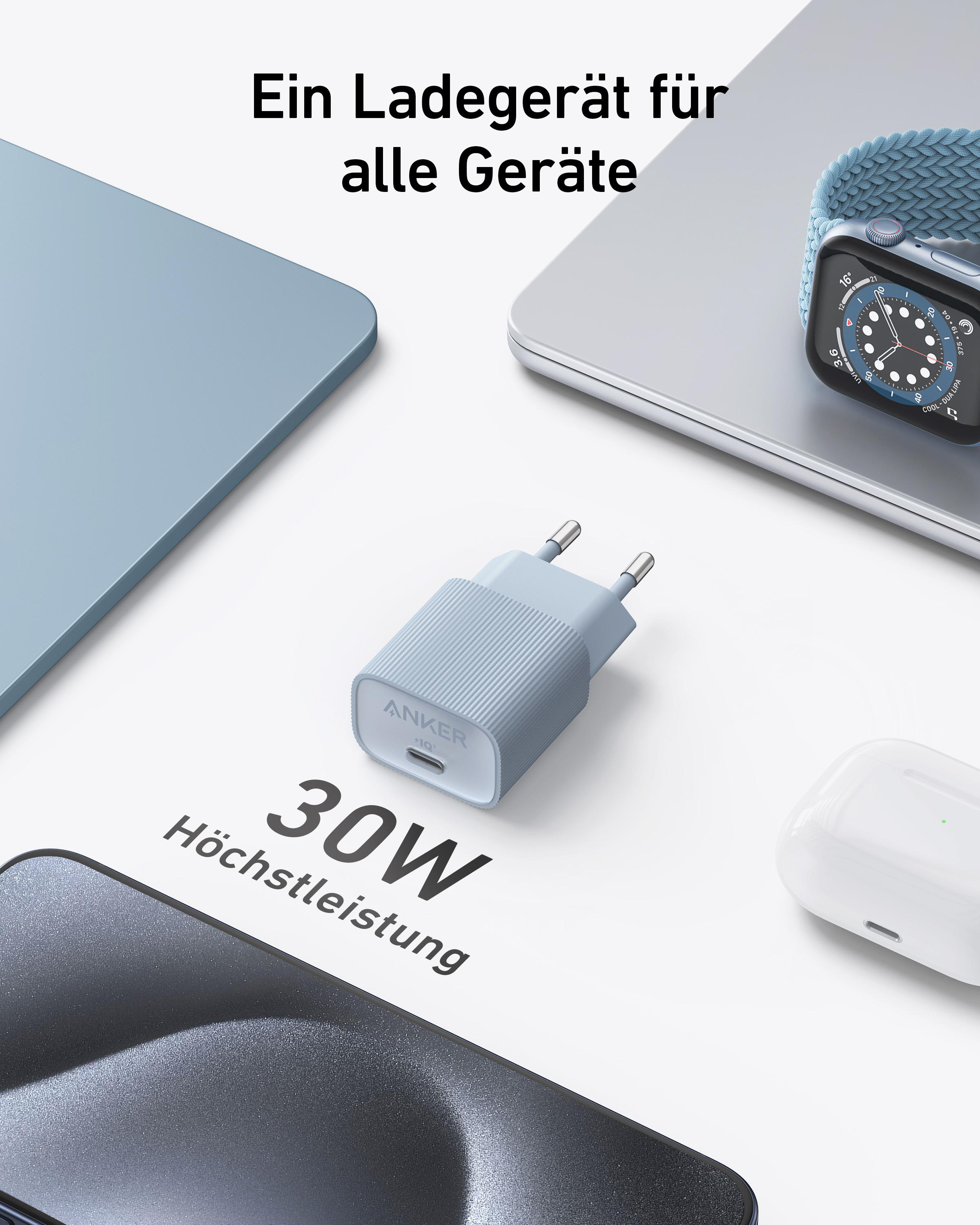 Ein hellblaues Ladegerät neben Geräten wie Laptop, Uhr und Ohrhörern.