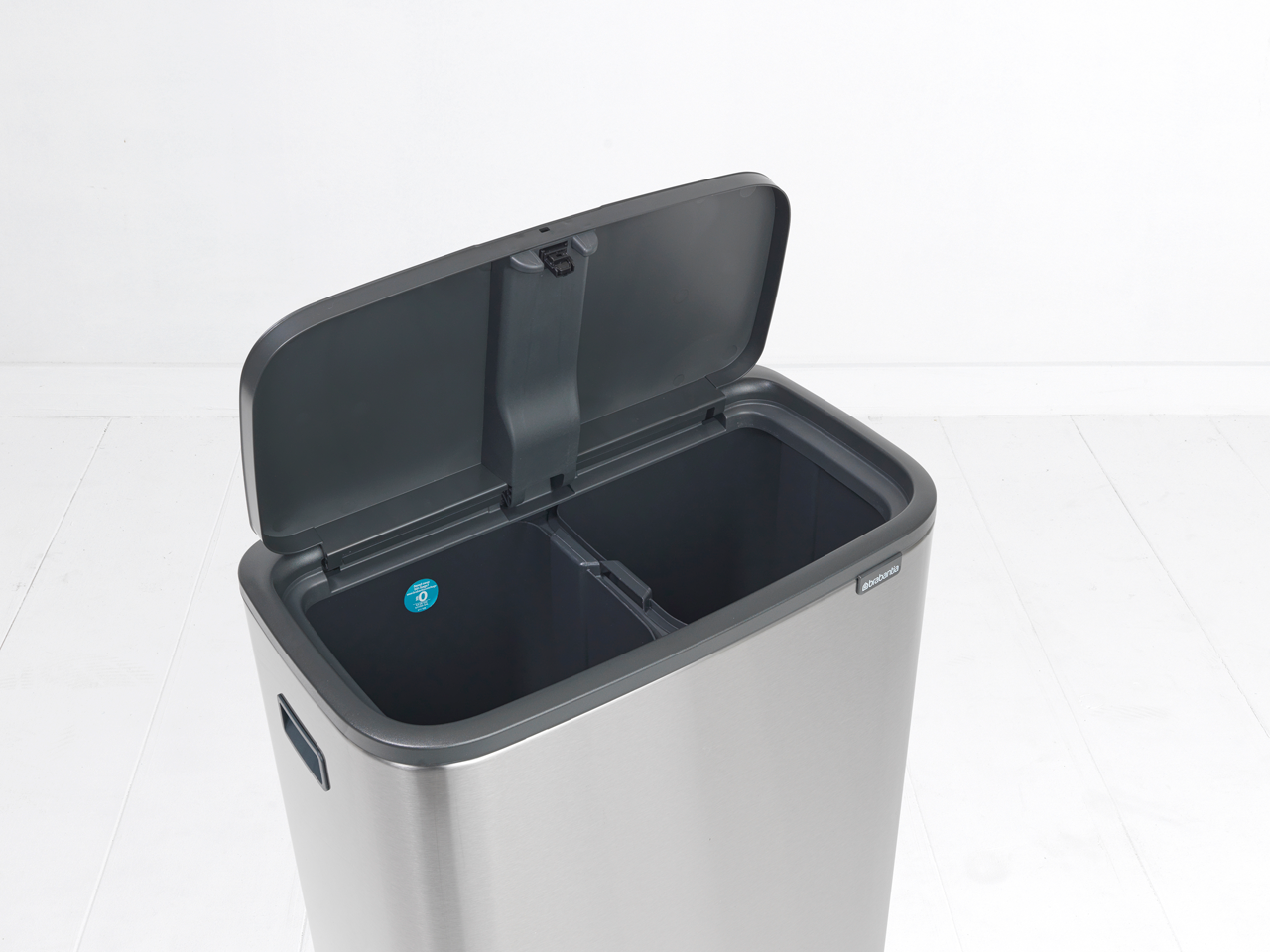 Brabantia-Mülleimer aus Edelstahl mit zwei Fächern und offenen Deckeln.