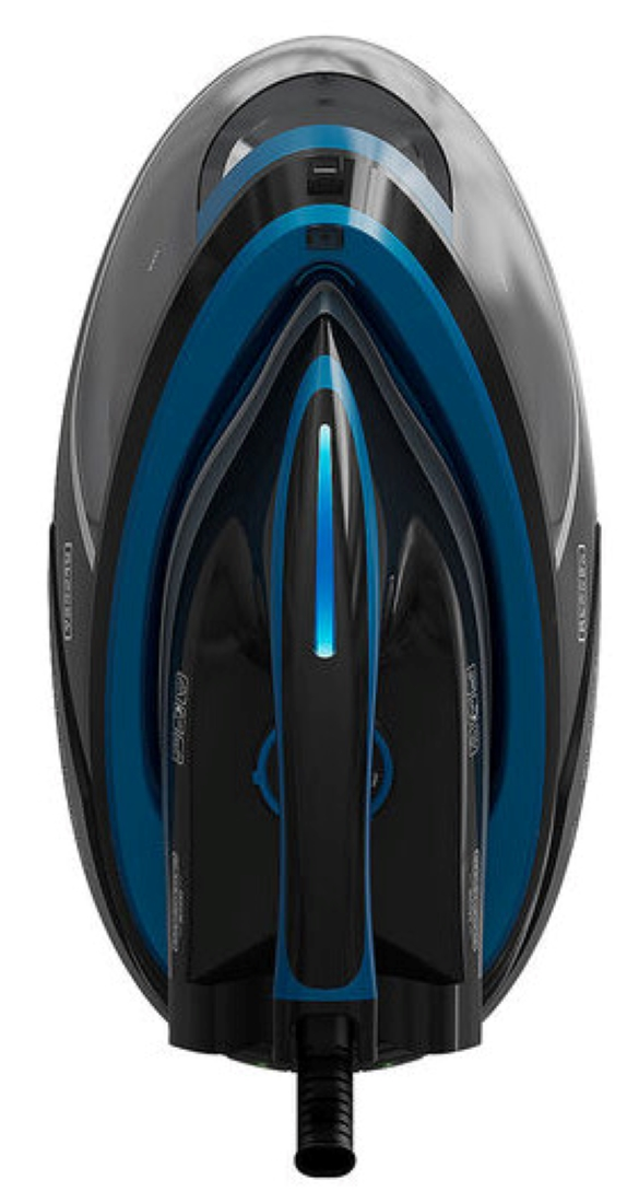 Żelazko. Czarne i niebieskie z przezroczystym zbiornikiem na wodę. Wyświetla niebieskie światło.