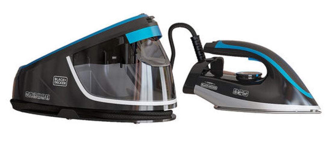 Czarne i niebieskie żelazko parowe i podstawa z pojemnikiem na wodę, na białym tle.