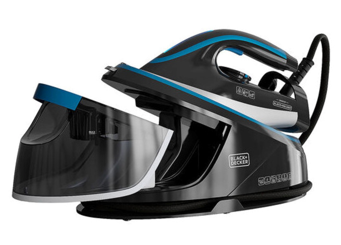 Czarno-niebieskie żelazko ze zbiornikiem na wodę. Żelazko stoi na białej powierzchni.