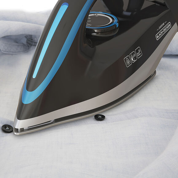 Żelazko na koszuli, prasowanie wokół guzików.