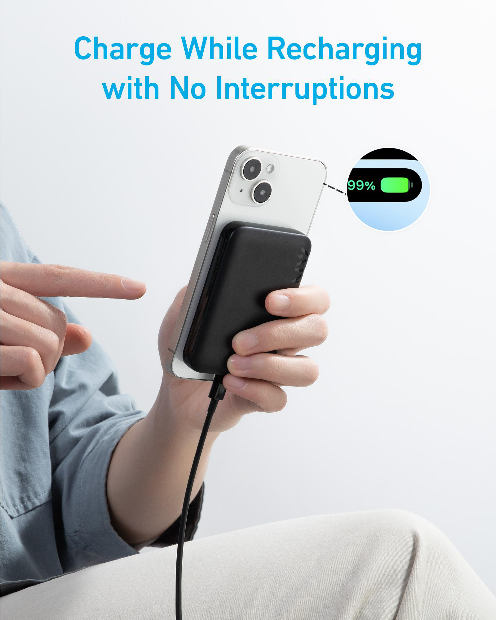 Ein Telefon lädt drahtlos mit einer angeschlossenen schwarzen Powerbank, 99% Ladung wird angezeigt.