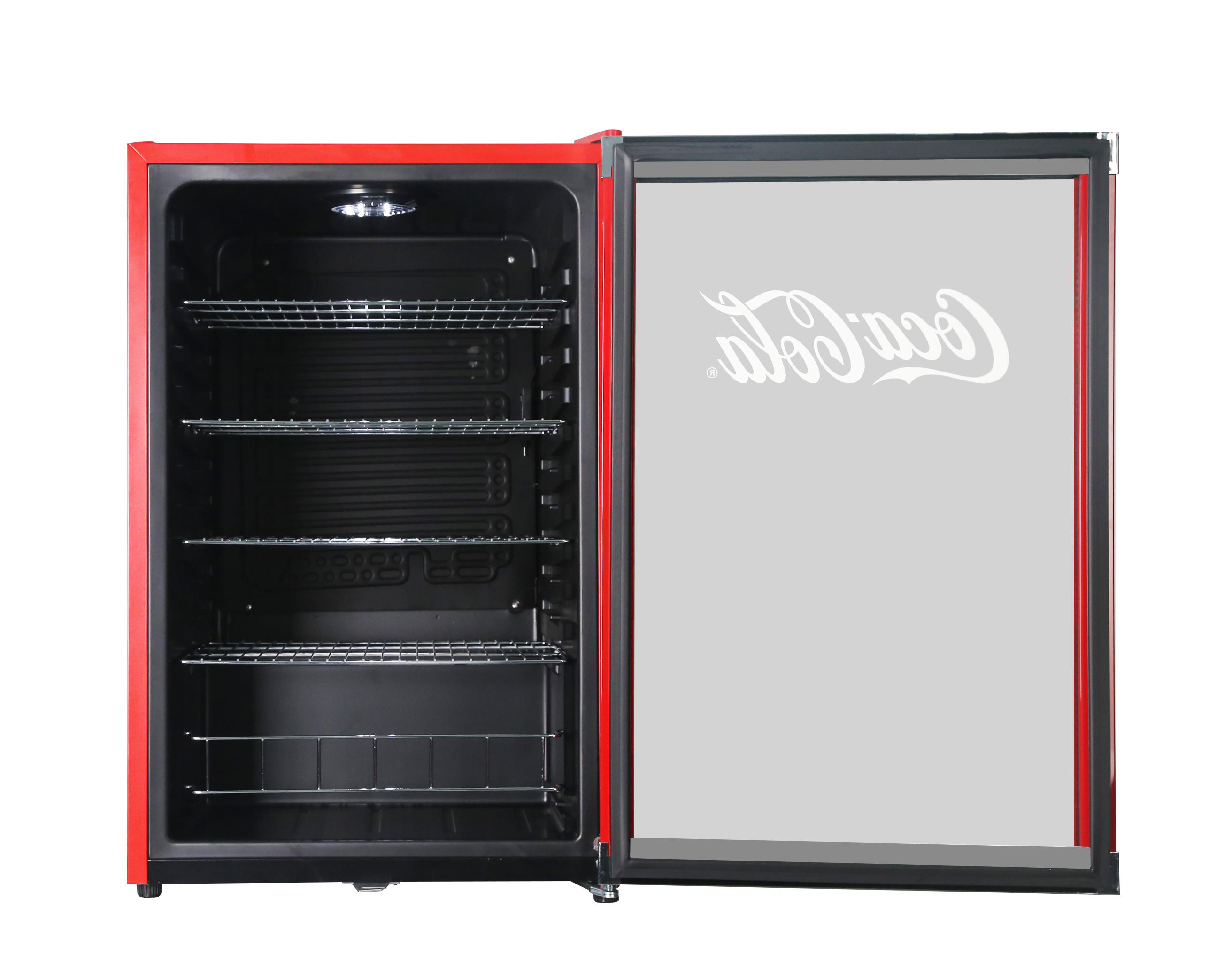 Ein roter Coca-Cola-Minikühlschrank mit offener Tür, der Regale und das Coca-Cola-Logo auf der Tür zeigt.