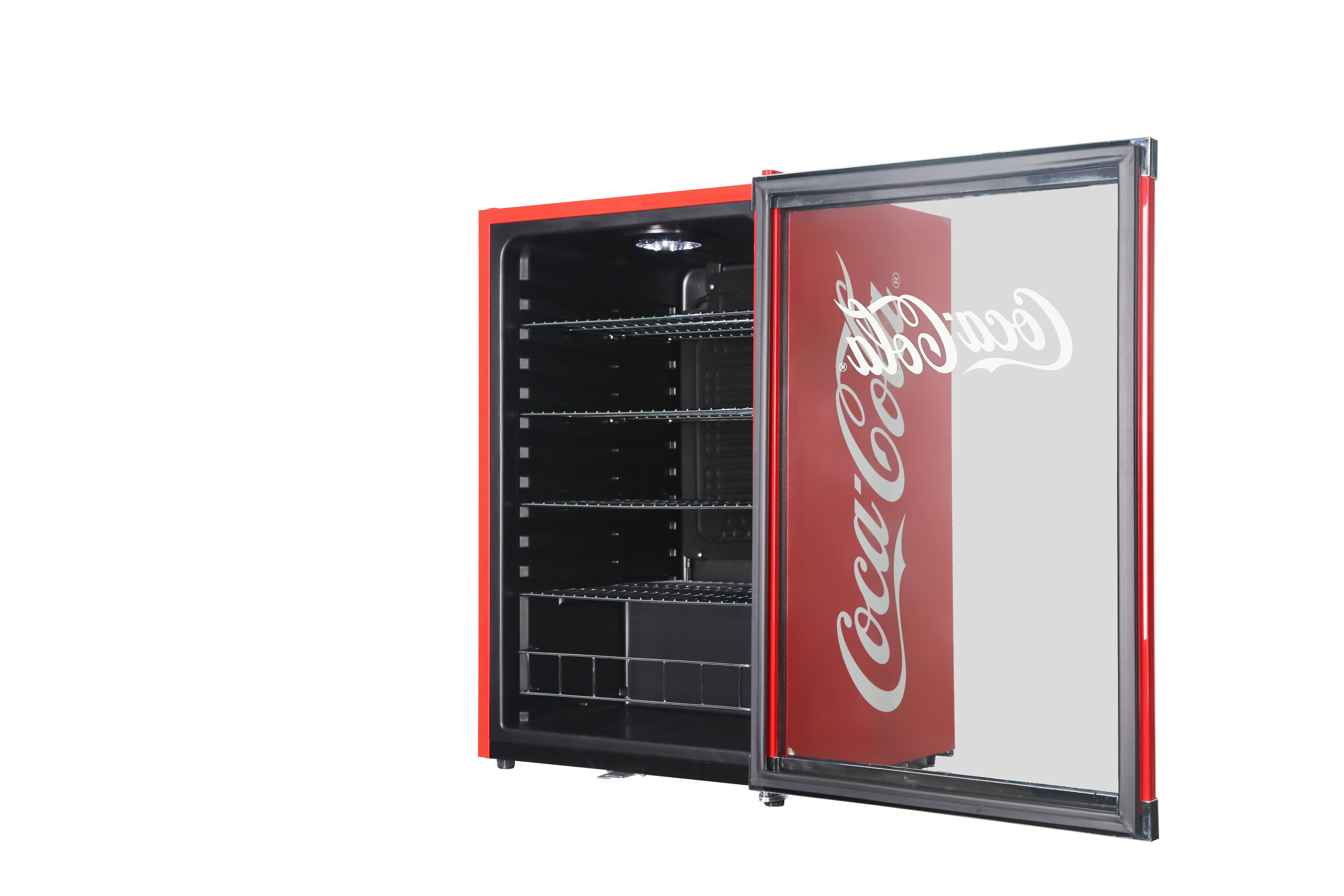 Coca-Cola-Kühlschrank, rot mit Markenlogo. Tür offen, zeigt Innenregale.