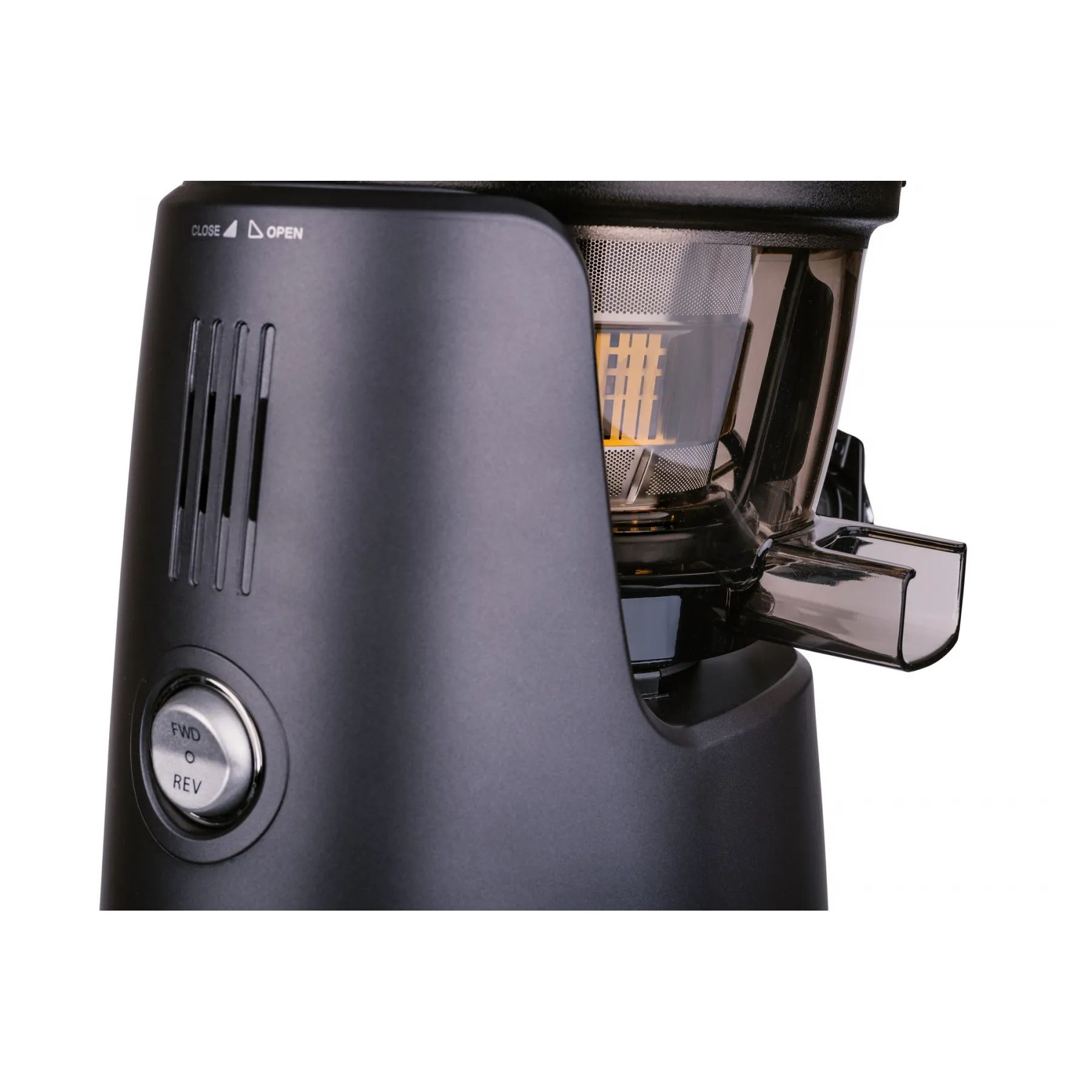 Czarna wyciskarka do soków. Zbliżenie na przód, pokazujące przycisk zasilania i części.