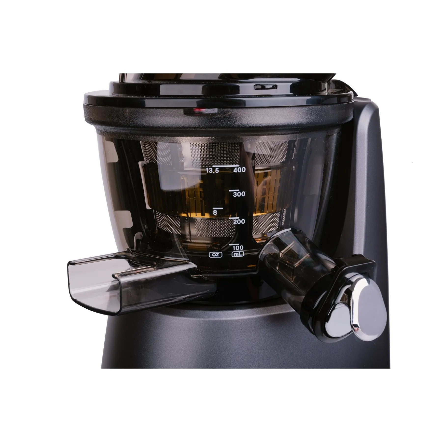 Czarna i srebrna wyciskarka do soków z przezroczystym pojemnikiem, miarkami i wylewką.